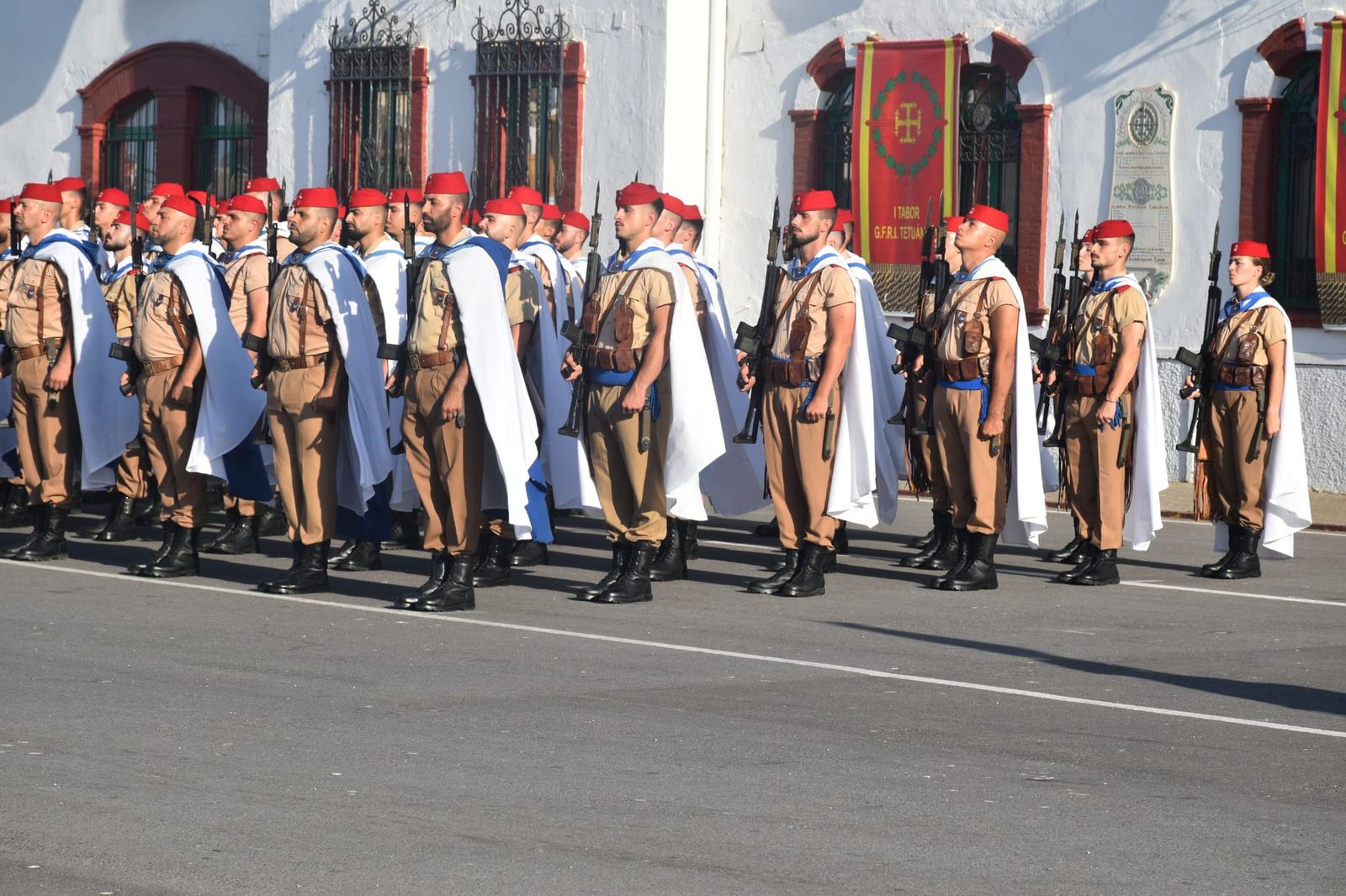 El acuartelamiento González-Tablas acoge una parada militar por el 115 aniversario de Regulares