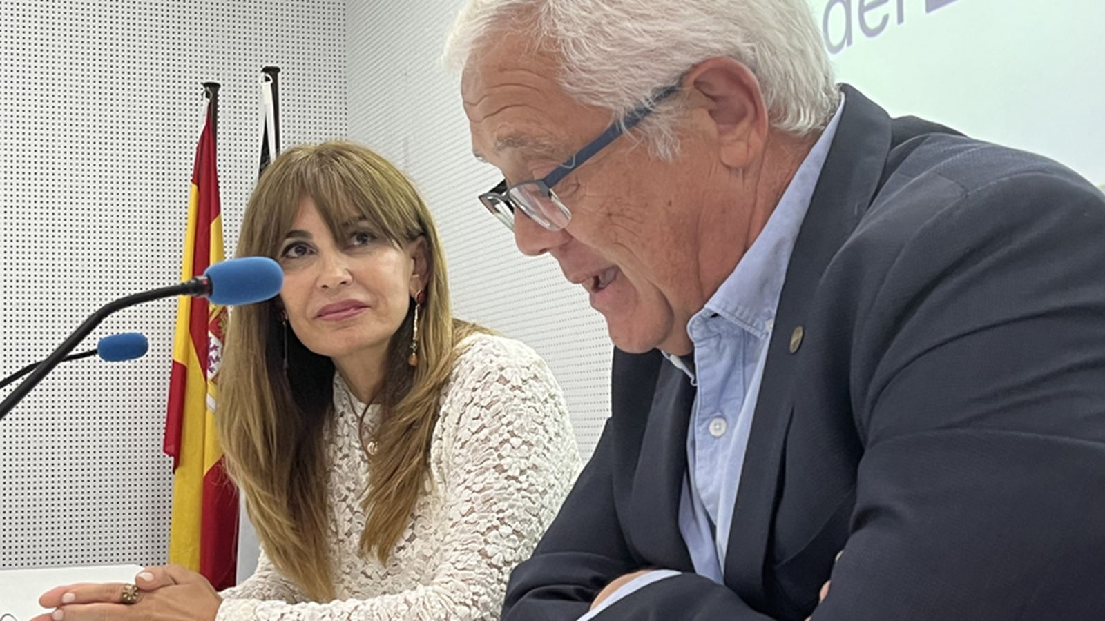 Tula Fernández y el director de la biblioteca, José Antonio Alarcón, durante la presentación de la nueva novela de la escritora