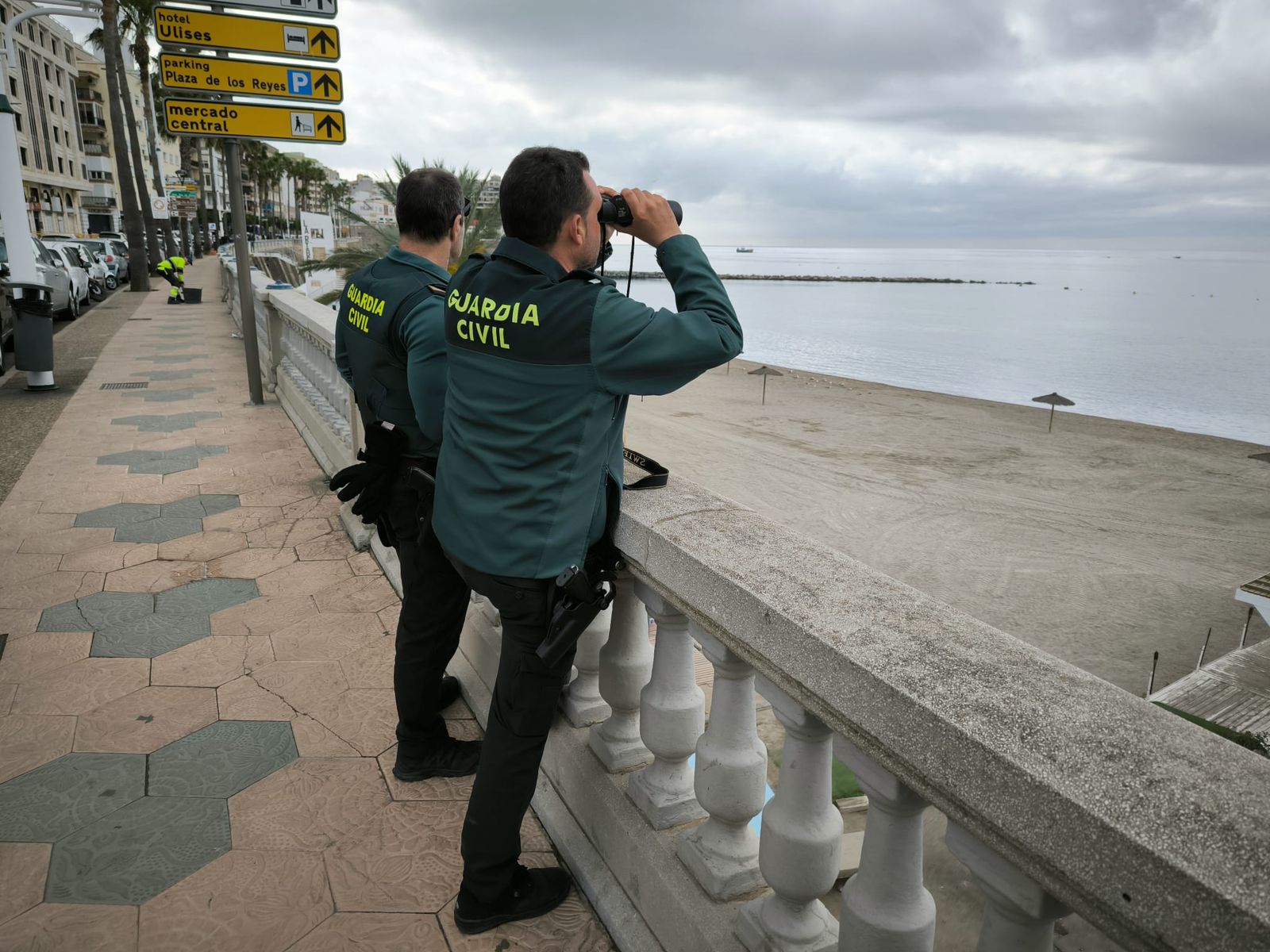 Guardias Civiles realizando labores de control y seguimiento desde el Paseo Marítimo de La Ribera