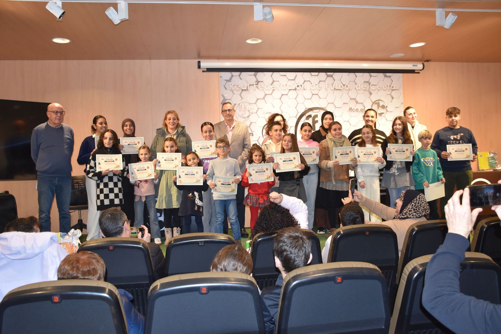 La entrega de premios de la FAMPA por la confección de tarjetas navideñas, en imágenes