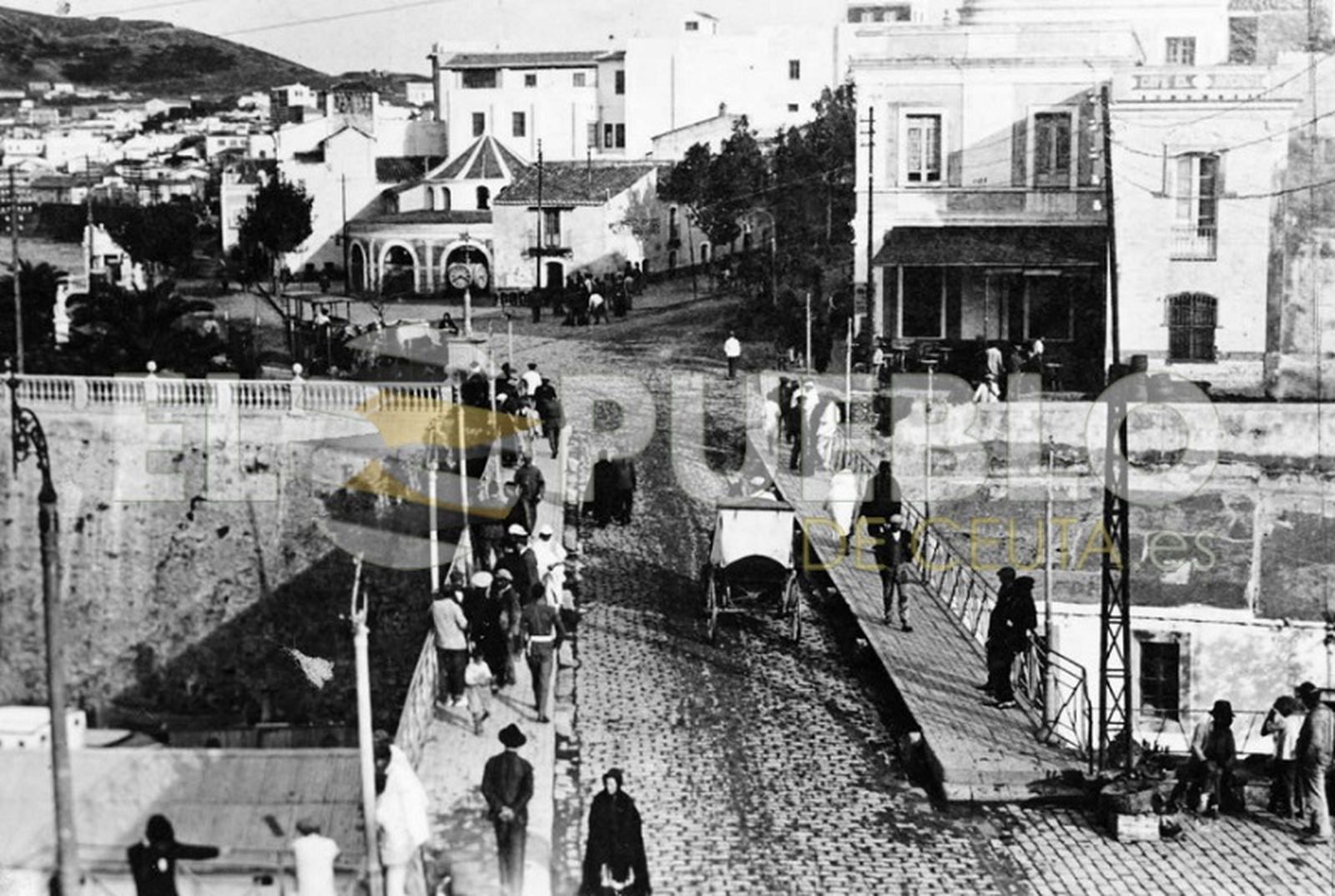 Puente de la Almina y pescadería. Hacia 1900..  / FOTO Archivo: Paco Sánchez