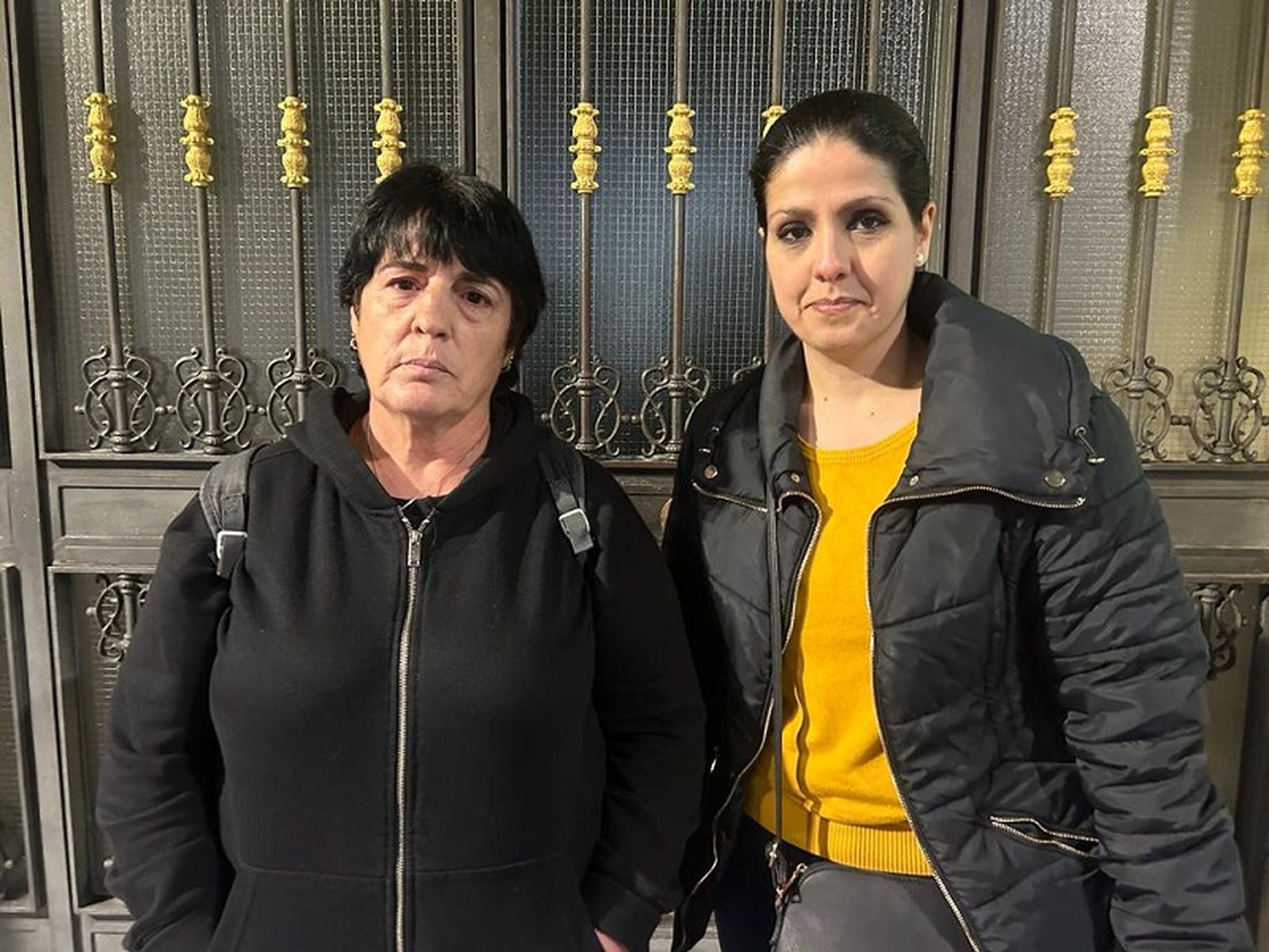 De izquierda a derecha: la trabajadora de la residencia de mayores Gerón de Ceuta, Carmen Recio; junto a la secretaria de Acción Sindical de Comisiones Obreras de Ceuta, Claudia González. / FOTO G.S.