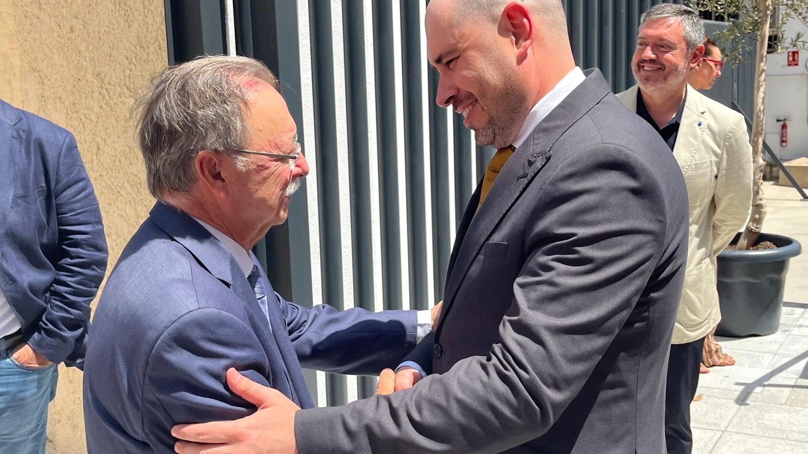 Triano y Vivas se saludan durante la  inauguración del nuevo centro de la Academia Ecos