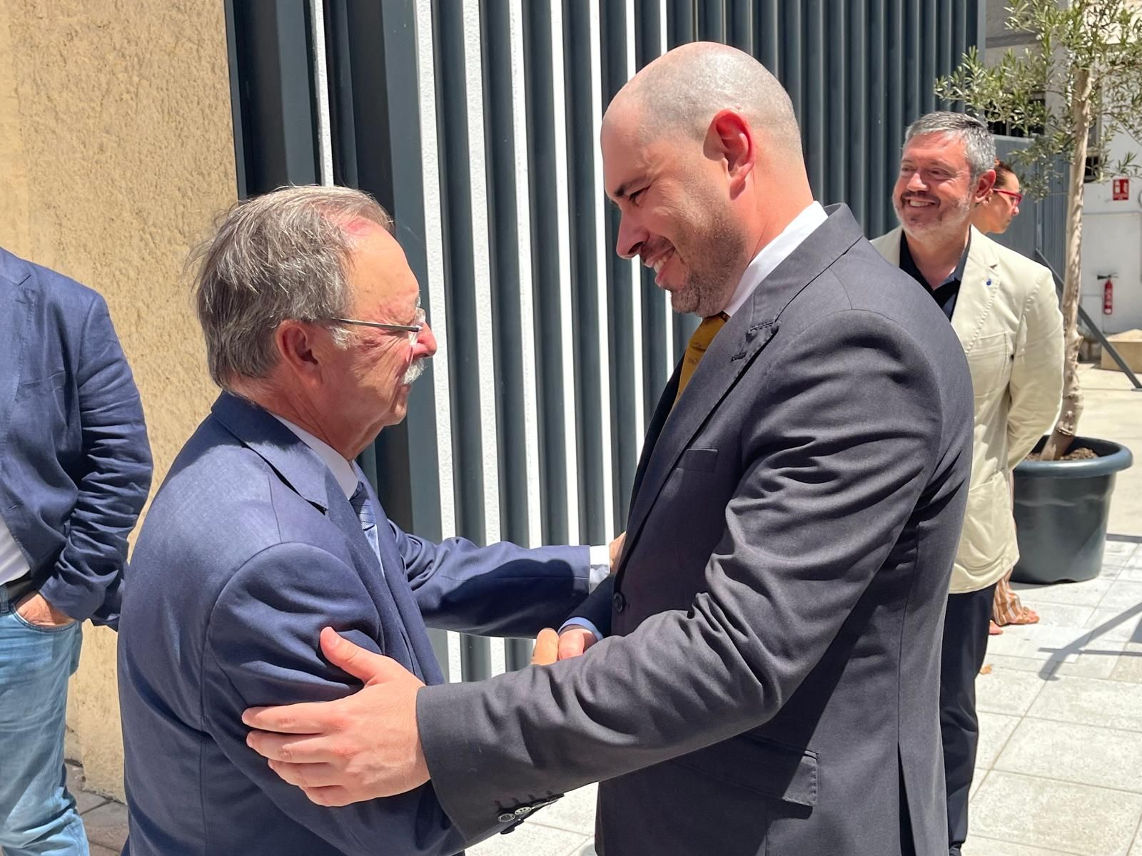 Triano y Vivas se saludan durante la inauguración del nuevo centro de la Academia Ecos