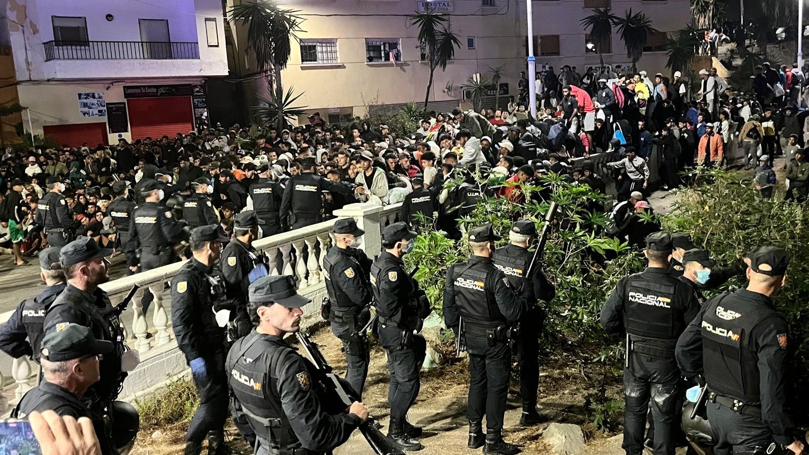 Comienza el traslado de los migrantes de Benítez y el Trampolín al centro temporal del puerto