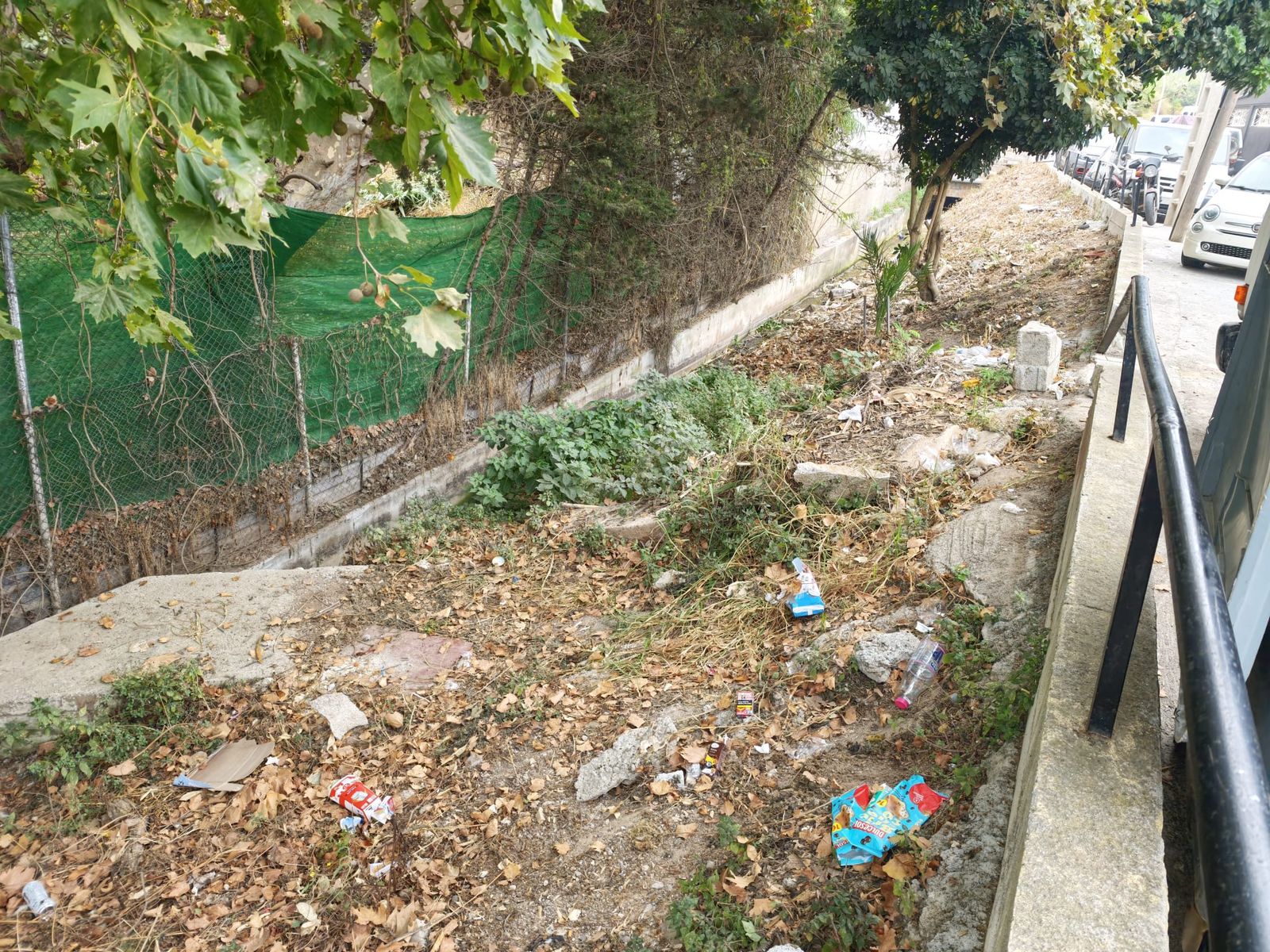 Los vecinos de Barriada Postigo, “agotados” de ver migrantes durmiendo en coches abandonados