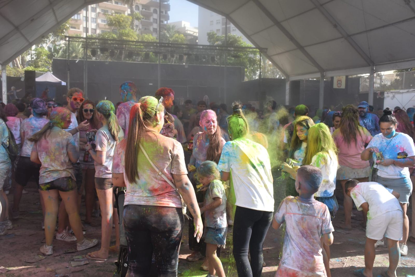 El Holi vuelve a teñir Ceuta de color por la solidaridad y el amor