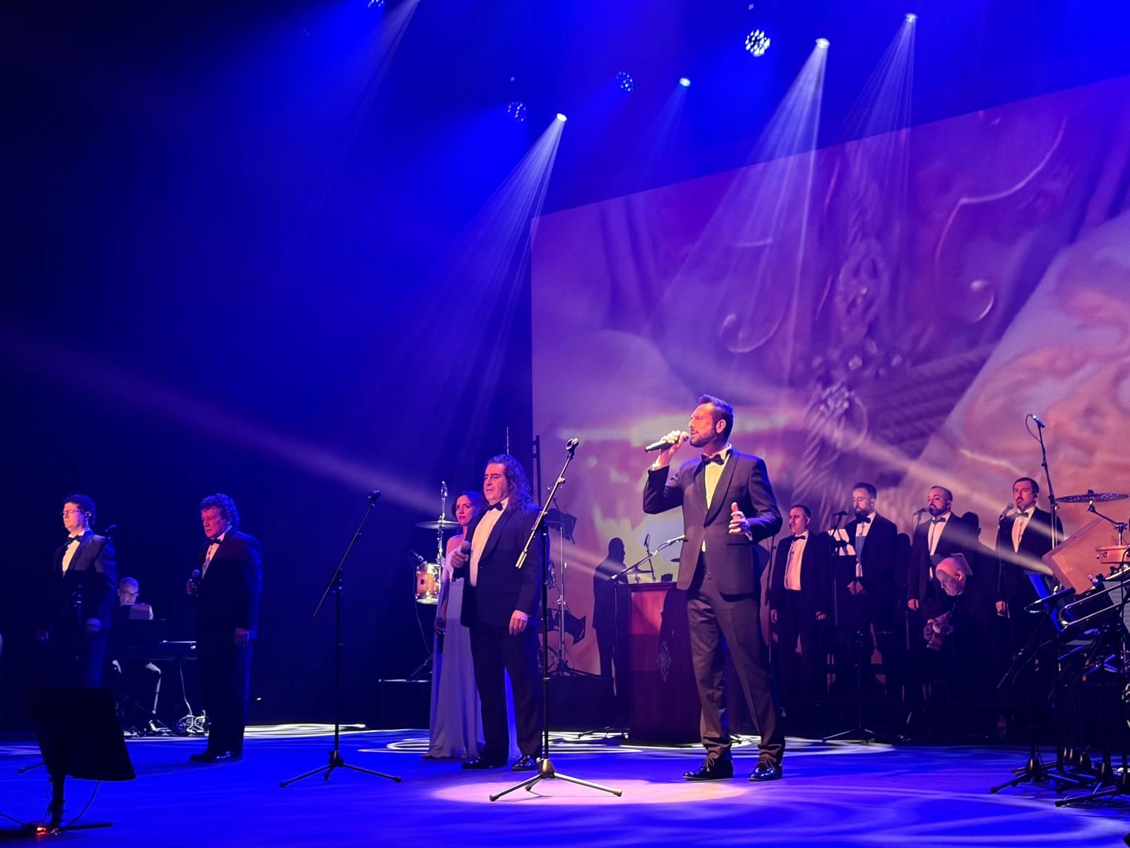 Cantores de Hispalis ponen el flamenco y la pasión de la Cuaresma a un Revellín repleto