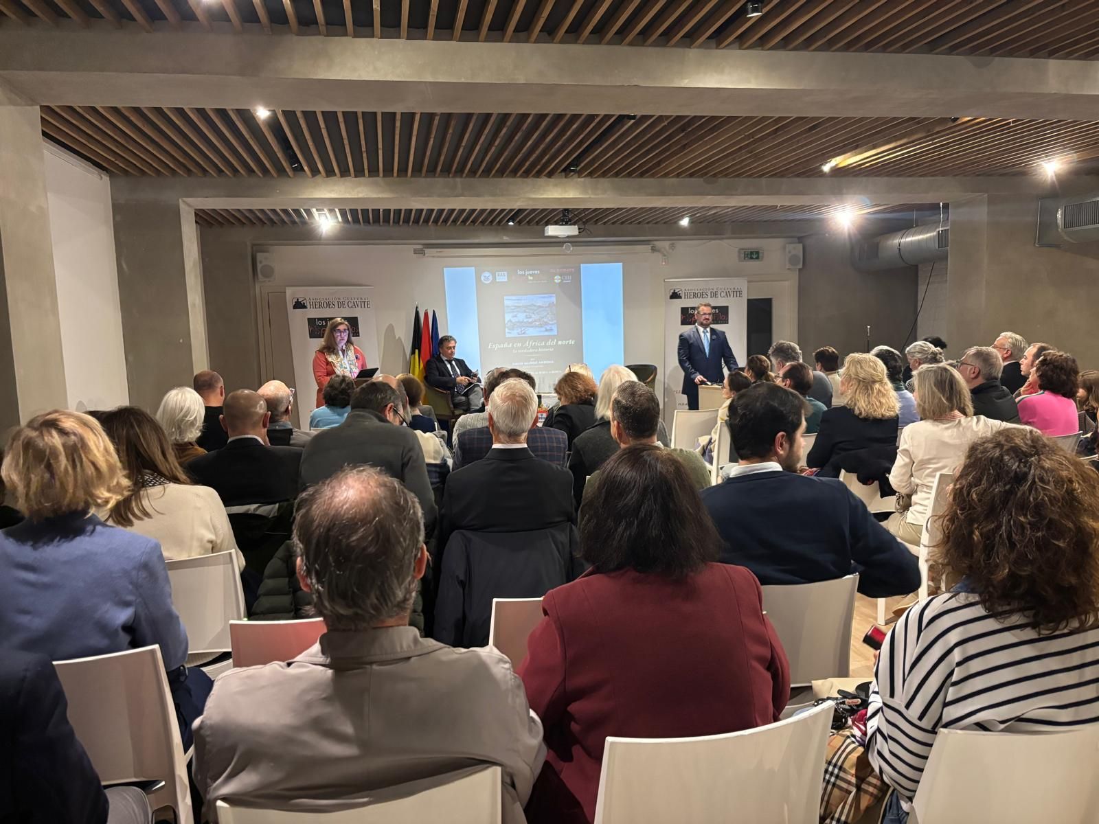 El historiador David Muñoz Arbona repasa la vinculación histórica de la ciudad con España y recuerda la crisis migratoria de julio en un encuentro que concluyó con una prolongada ovación y vítores de apoyo a Ceuta