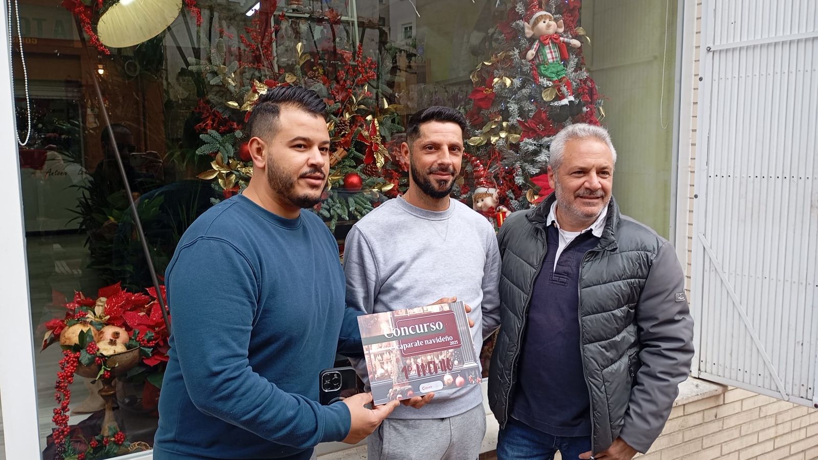 Antonio Moreno, en el centro, tras recibir su premio de manos de Gustavo Lipóvez