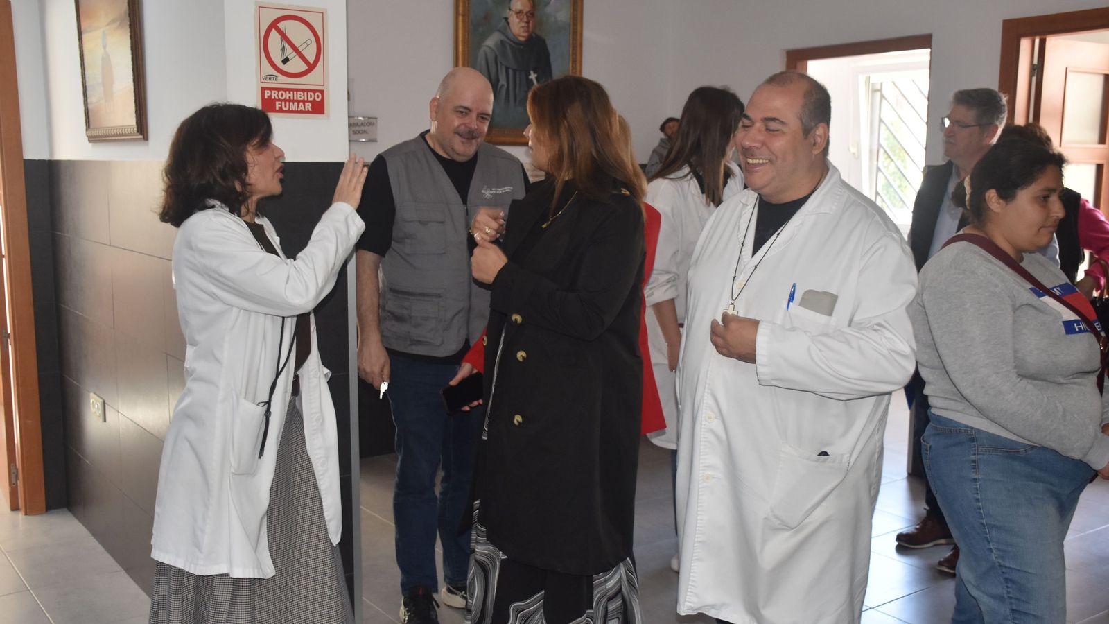 Miembros de Cruz Blanca junto a la consejera Nabila Benzina