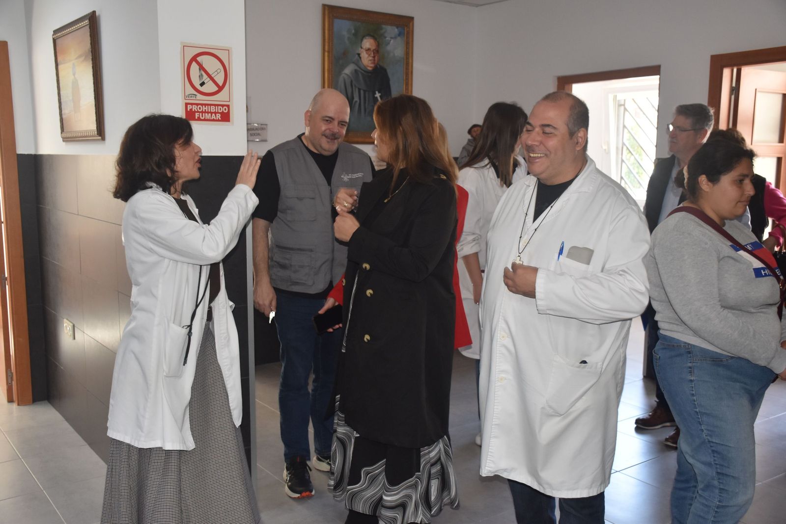 Miembros de Cruz Blanca junto a la consejera Nabila Benzina