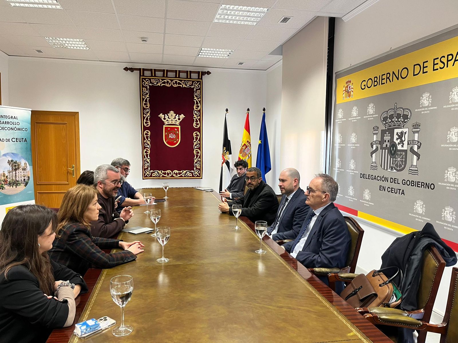 El secretario de Estado de Sanidad, Javier Padilla; la directora general del INGESA, Isabel Muñoz; el director territorial del organismo, Jesús Lopera, y el delegado del Gobierno en la ciudad autónoma, Miguel Ángel Pérez Triano, se reunían este lunes en las dependencias de la Delegación del Gobierno