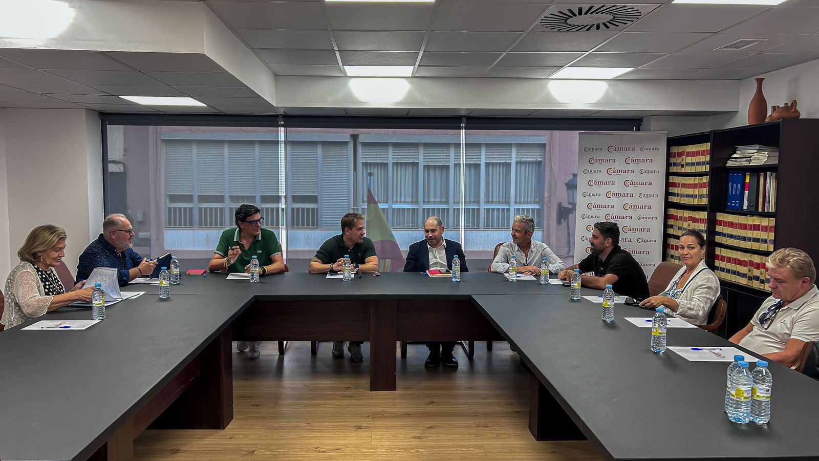 Un momento del encuentro entre las delegaciones del PSOE y la Cámara