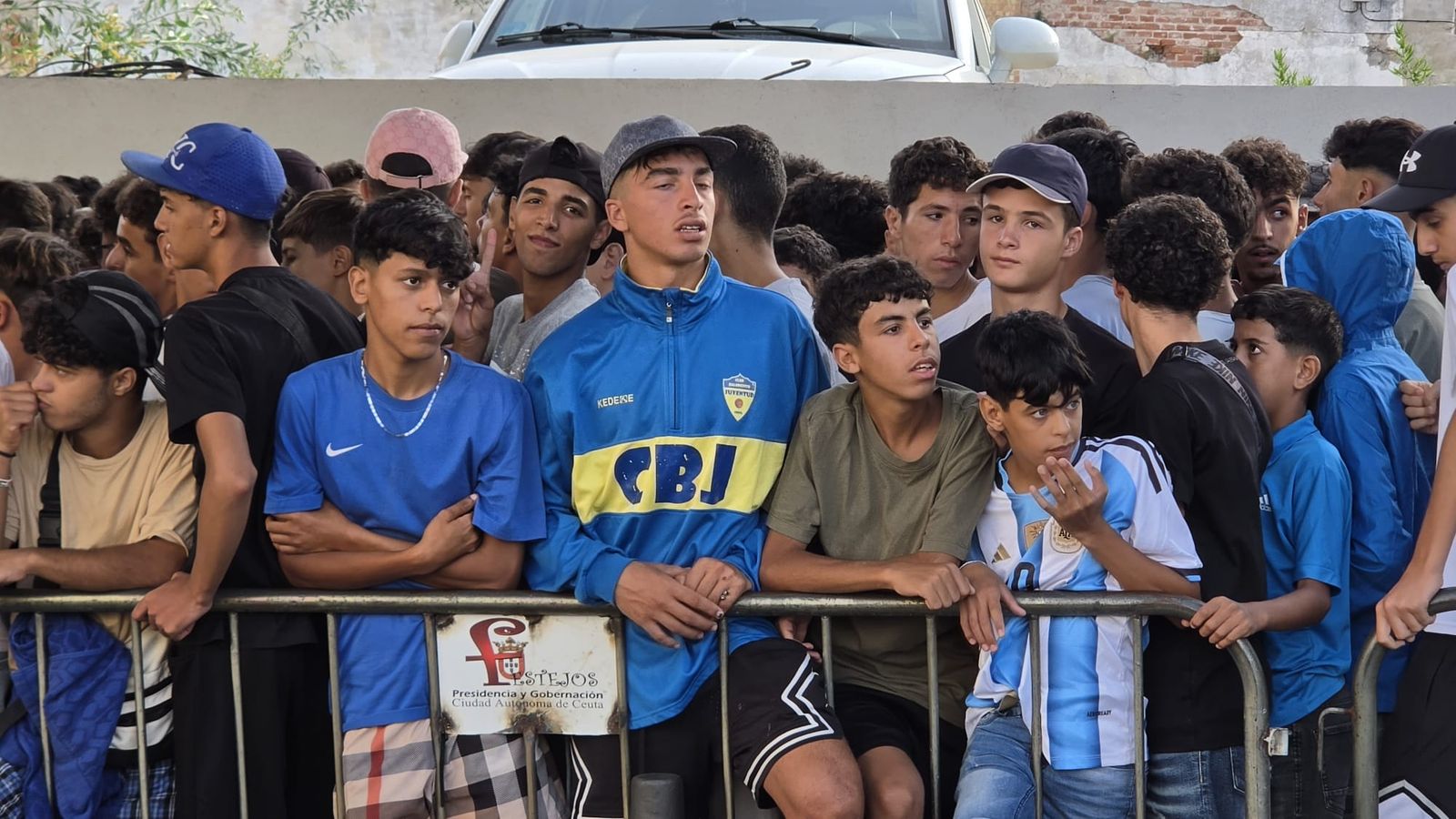 Centenares de migrantes hacen cola a las puertas de la Policía Nacional para su filiación