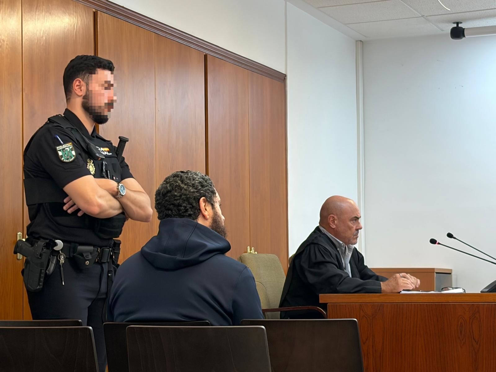 Ilias, de espaldas, sentado en el banquillo