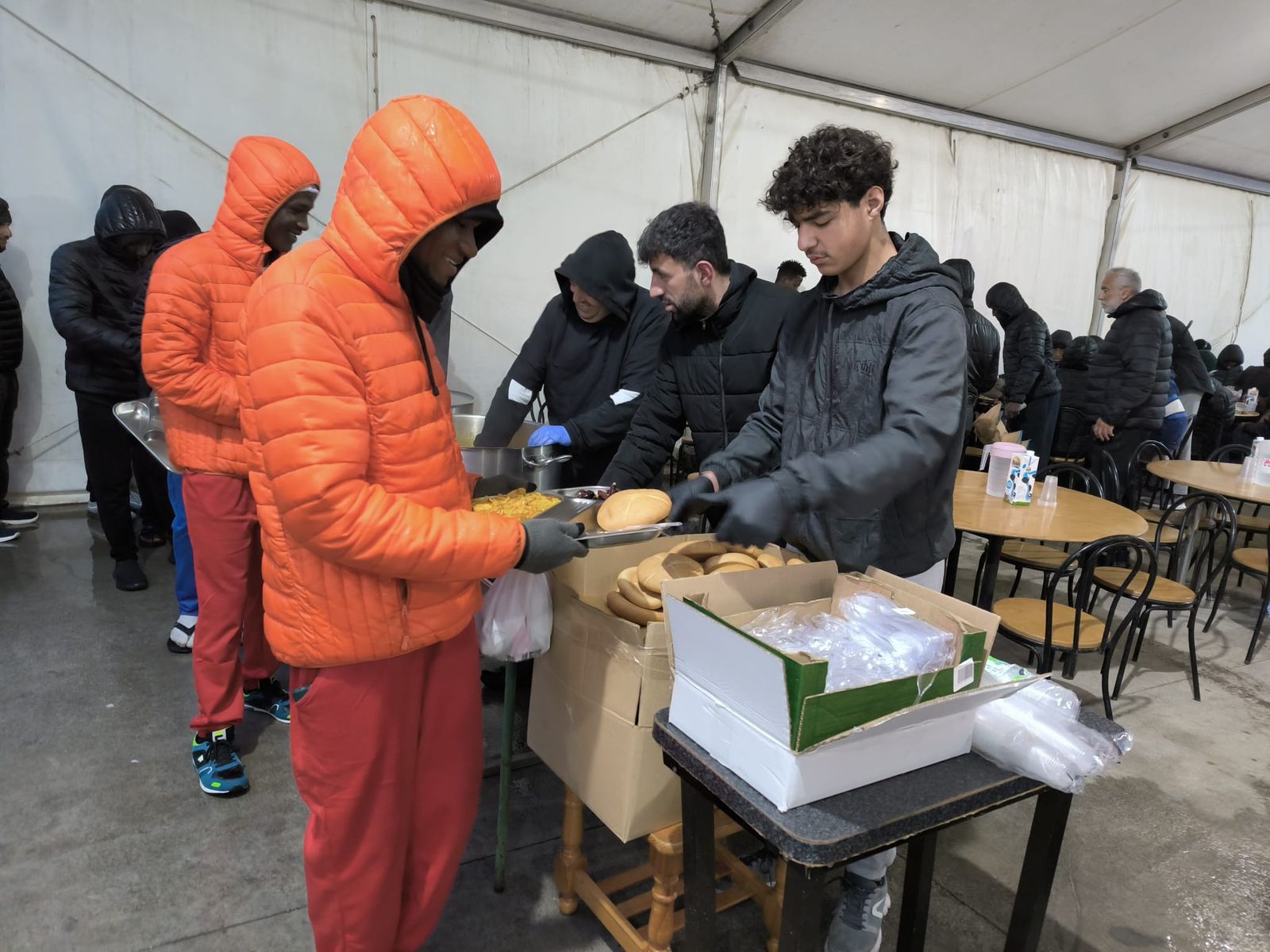La prensa ceutí disfruta de un delicioso iftar en comunidad y de la mano de Luna Blanca