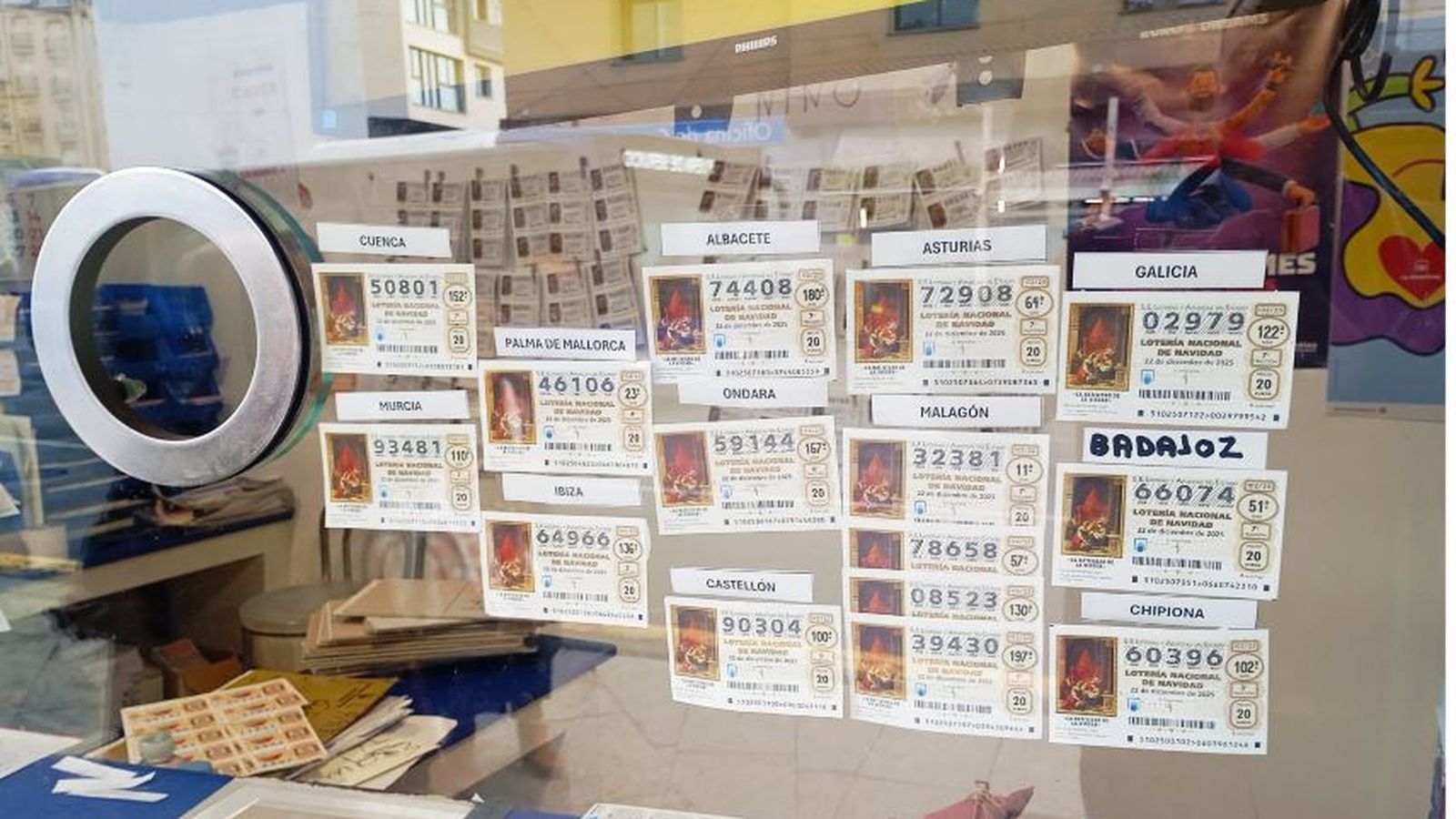 Décimos de otros lugares a la venta en la Administración de Lotería número 4