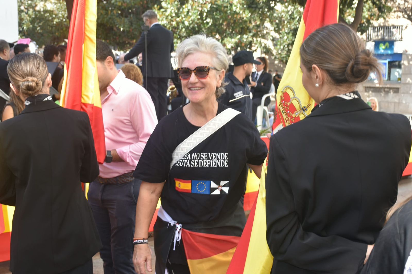 Multitud de ceutíes juran bandera de manera simbólica para mostrar su pertenencia a España