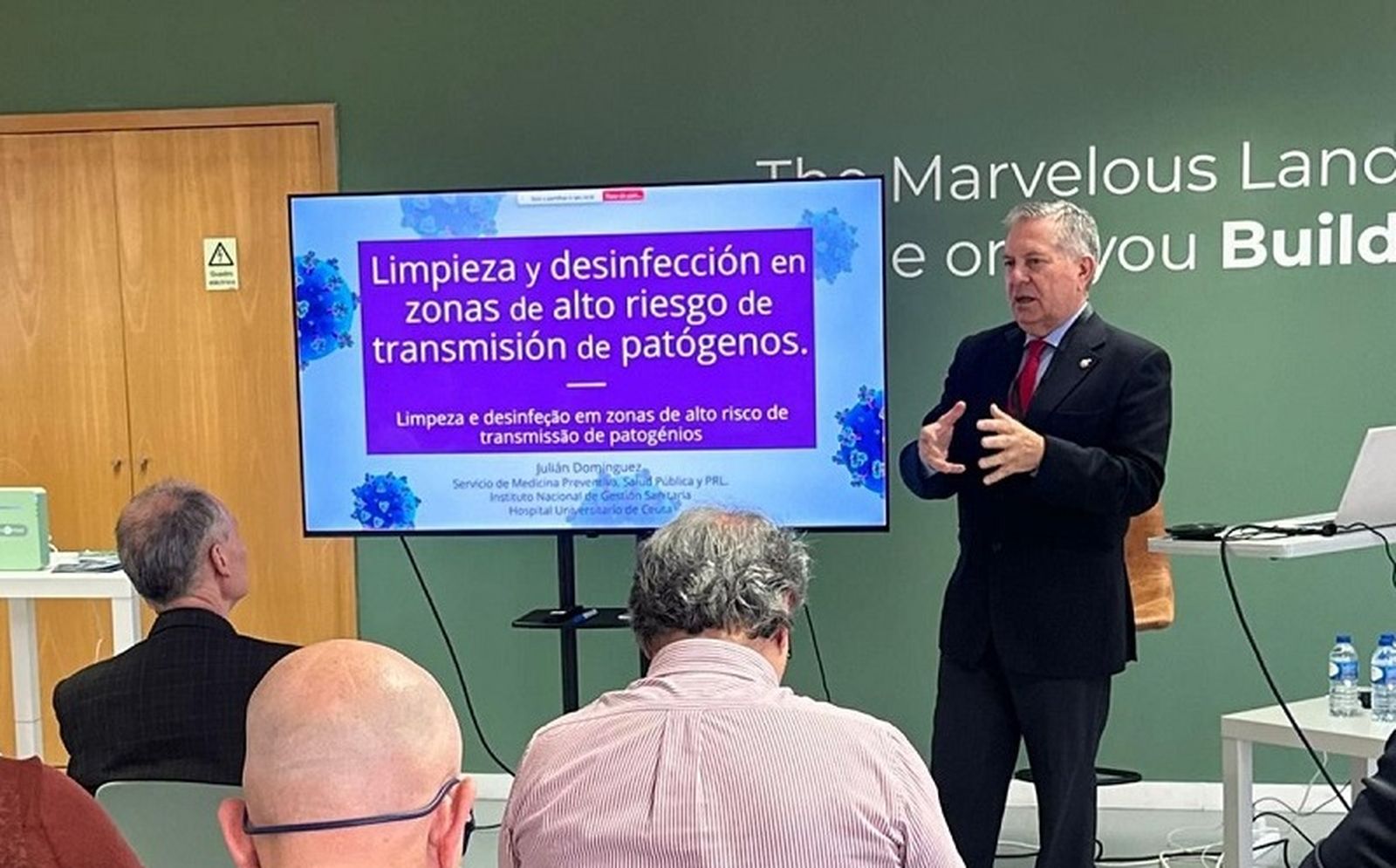 El doctor Julián Domínguez durante la jornada. / FOTO CEDIDA