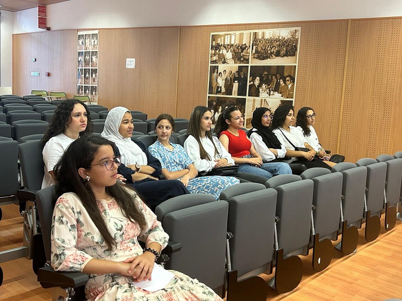 Doce jóvenes, estudiantes del grado en Comercio del Colegio 'Severo Ochoa', han sido matriculadas en el curso. / FOTO G.S.