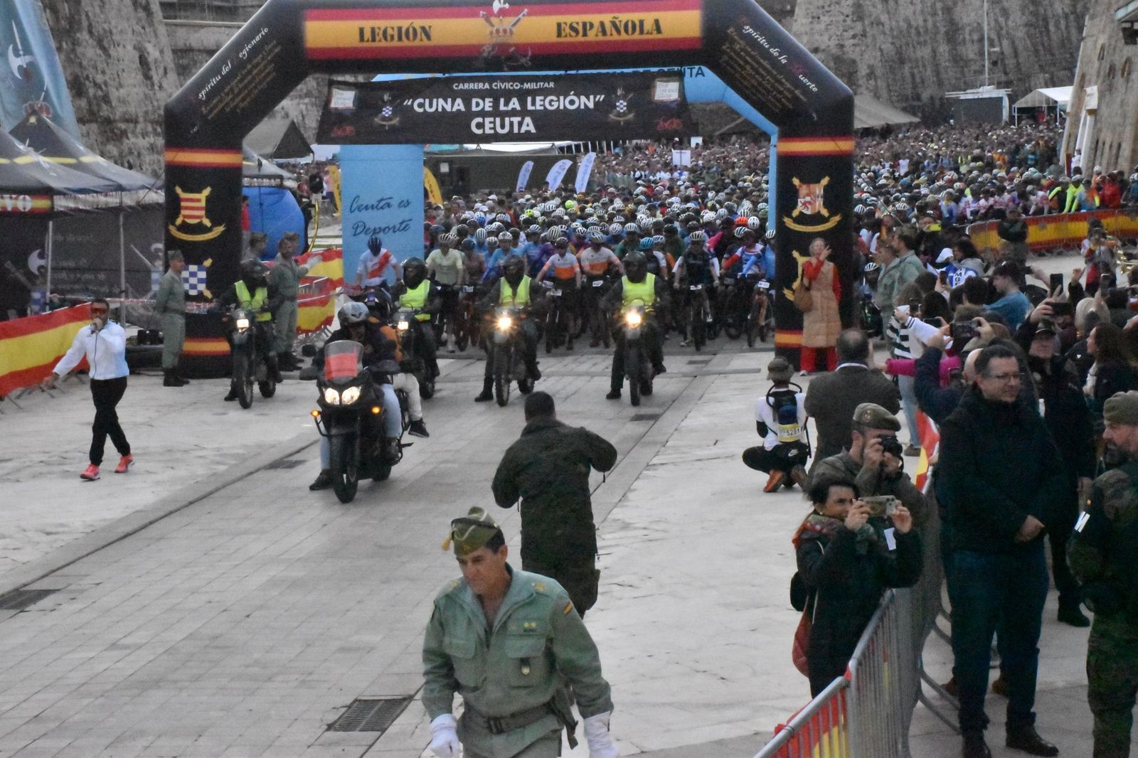 FOTOGALERÍA | Miles de corredores toman la salida en la X Cuna de la Legión: mira las imágenes