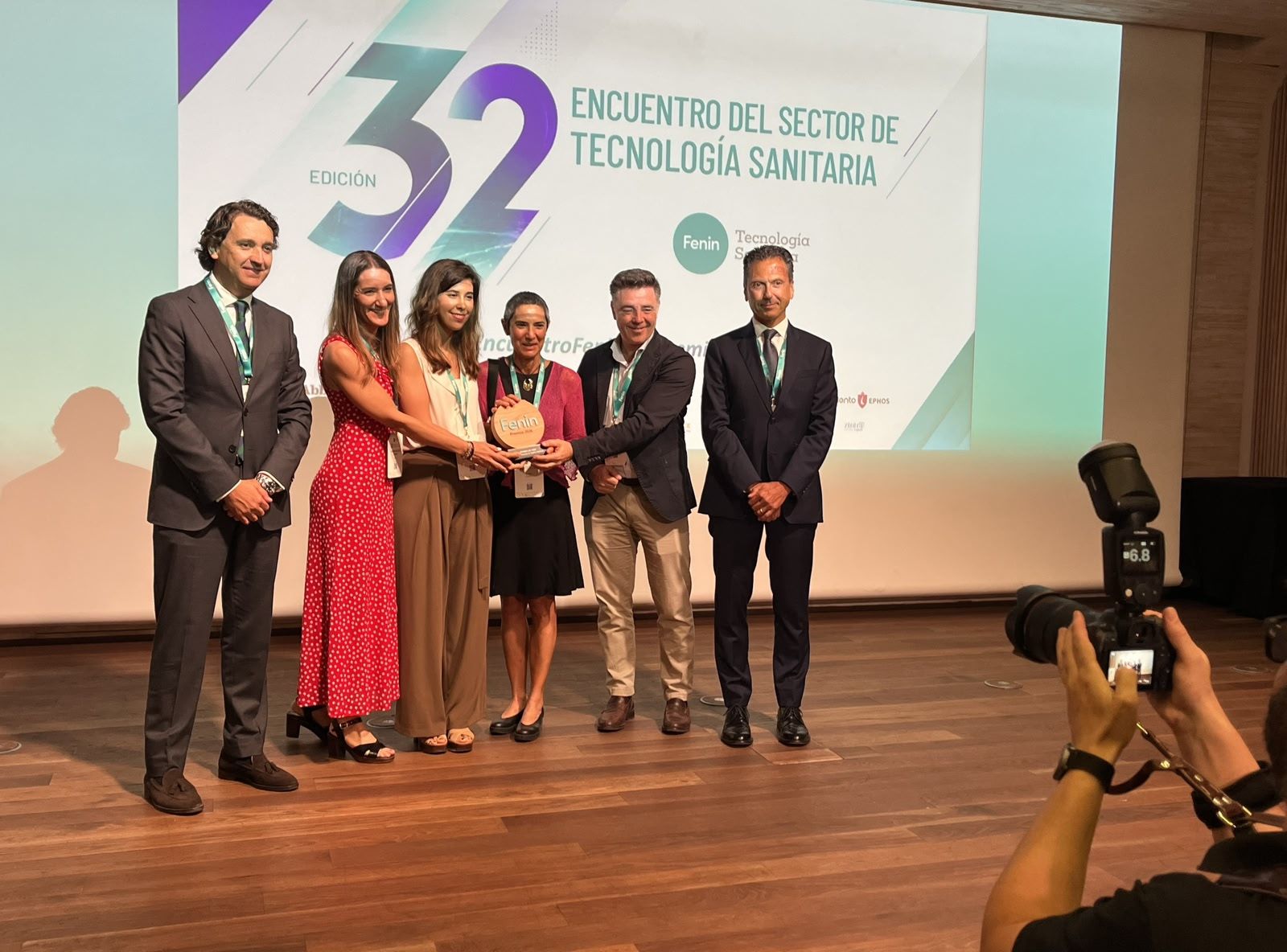 Durante la gala, parte del equipo de Contratación Centralizada del INGESA liderado por el subdirector de Asuntos Generales y Económico-Presupuestarios del INGESA, Javier López Jerez; y la subdirectora adjunta, Yolanda Pascual; junto a Jorge Huertas, presidente de FENIN, y Pablo Crespo, secretario general de FENIN