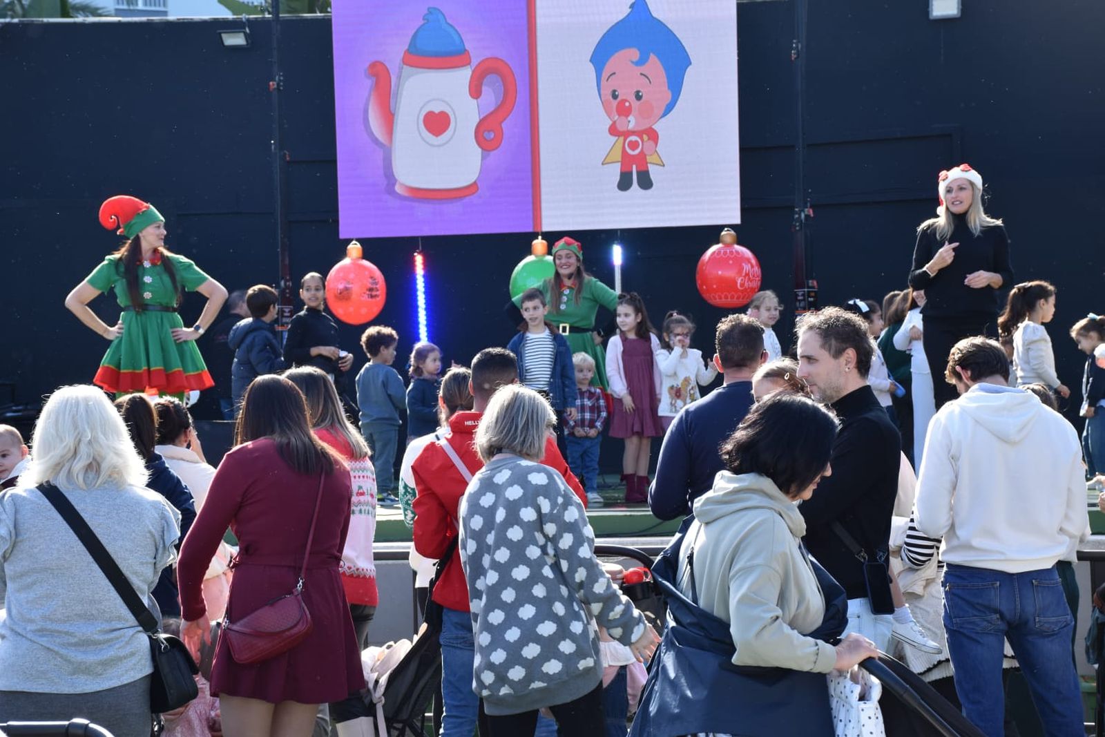 La Navidad llega a la Marina con una fiesta infantil