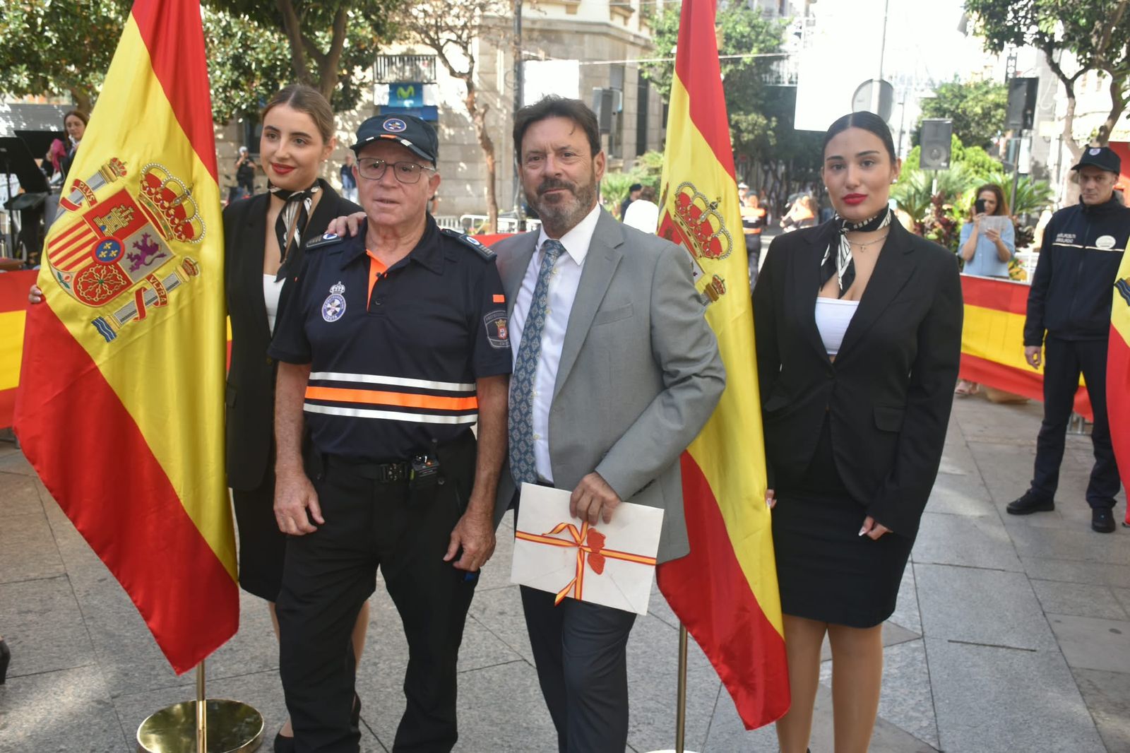 Multitud de ceutíes juran bandera de manera simbólica para mostrar su pertenencia a España