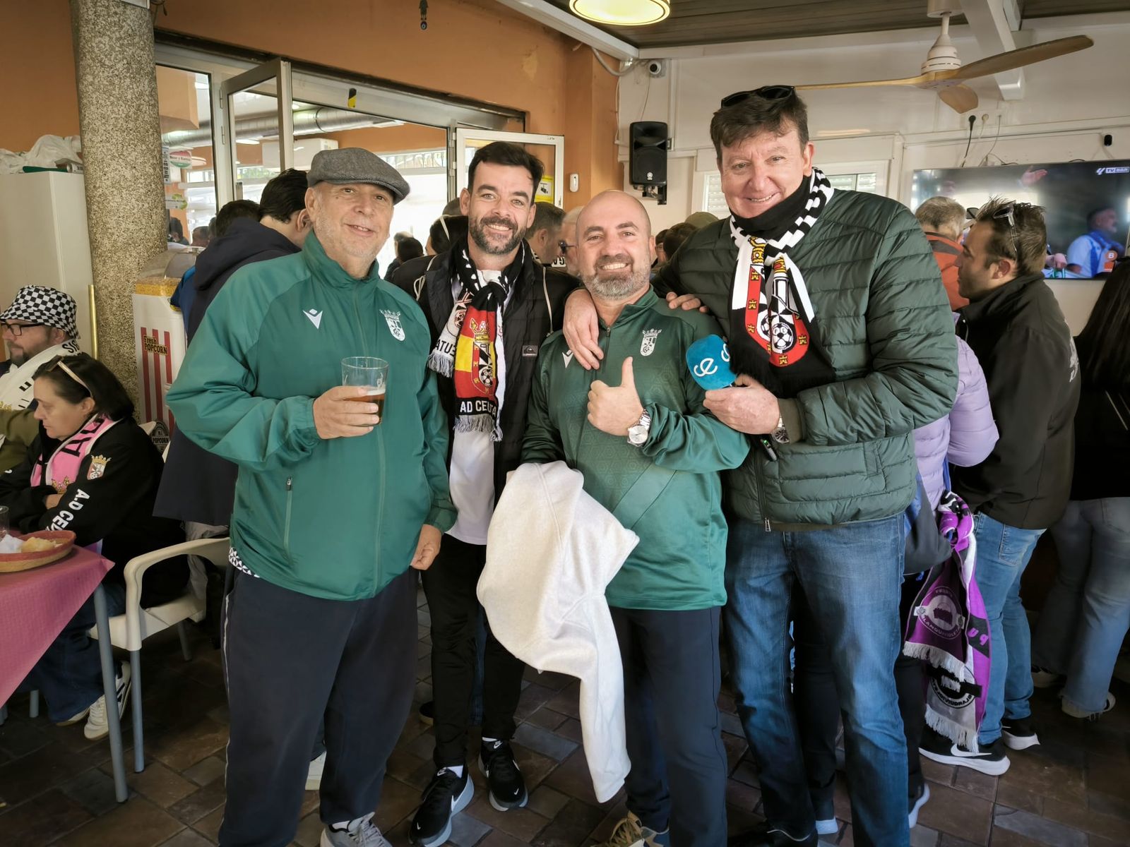 La afición caballa goza del buen ambiente a los alrededores del Alfonso Murube