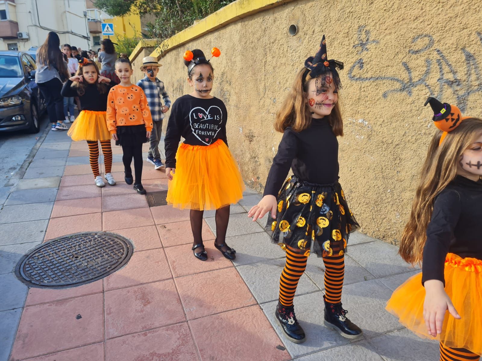 FOTOGALERÍA | El CEIP Rosalía de Castro lleva la magia de Halloween a las calles de la barriada con un pasacalles