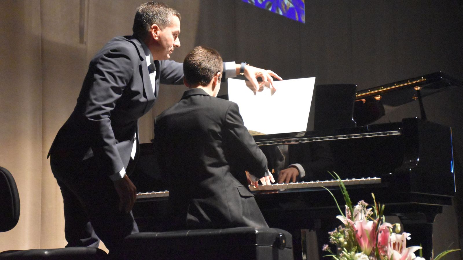 Jorge Mena Lara, durante su interpretación del himno de Ceuta.