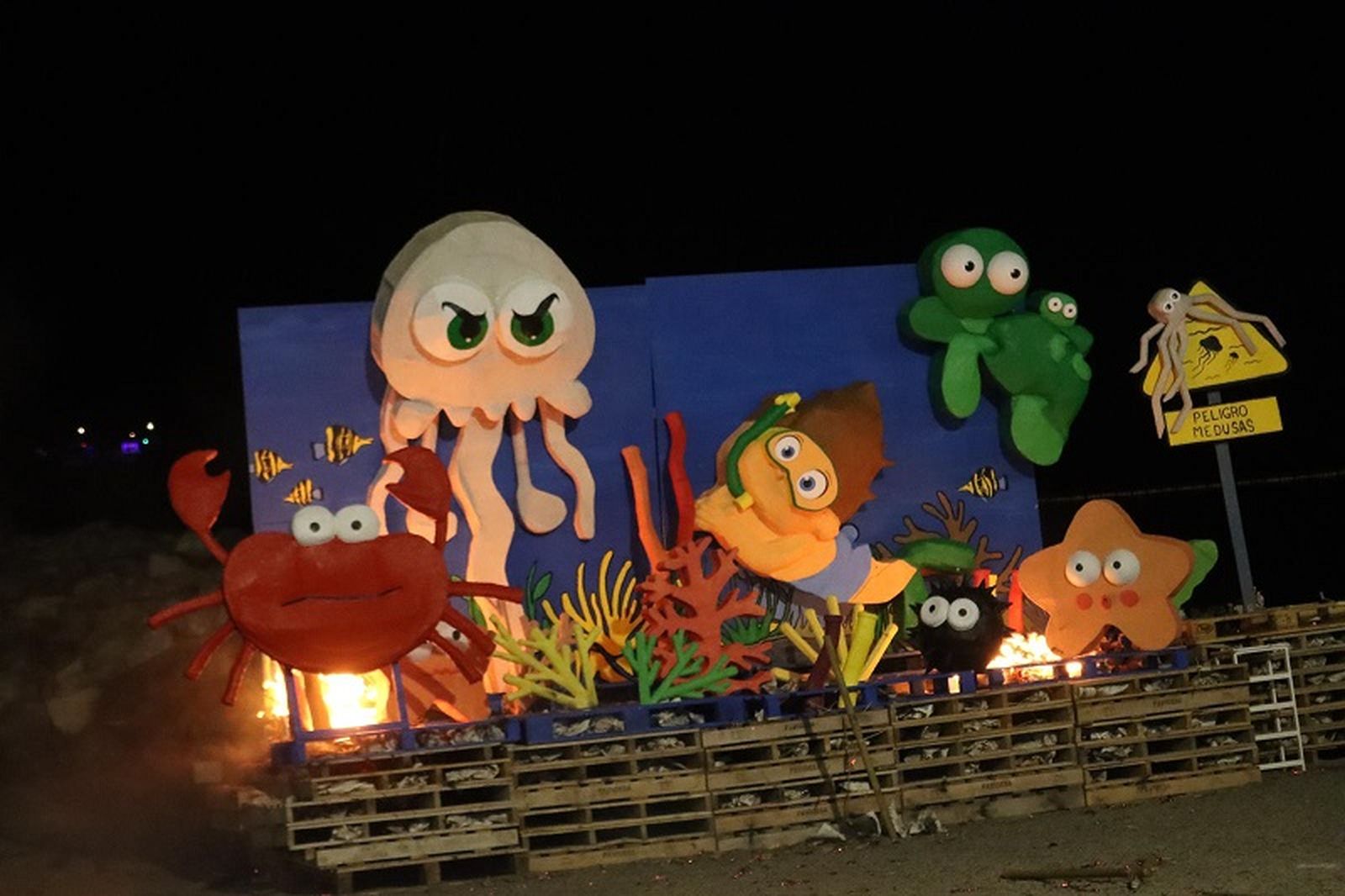 Los ceutíes piden “salud”, “amor” y “un trabajo digno” al fuego de la Noche de San Juan. / FOTO REDUAN Los ceutíes piden “salud”, “amor” y “un trabajo digno” al fuego de la Noche de San Juan. / FOTO REDUAN