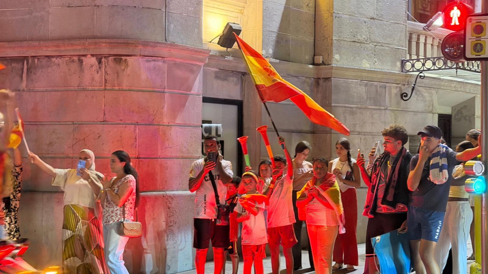Celebración de la victoria de España frente a Francia en la semifinal del Mundial 2026 en la playa de La Ribera