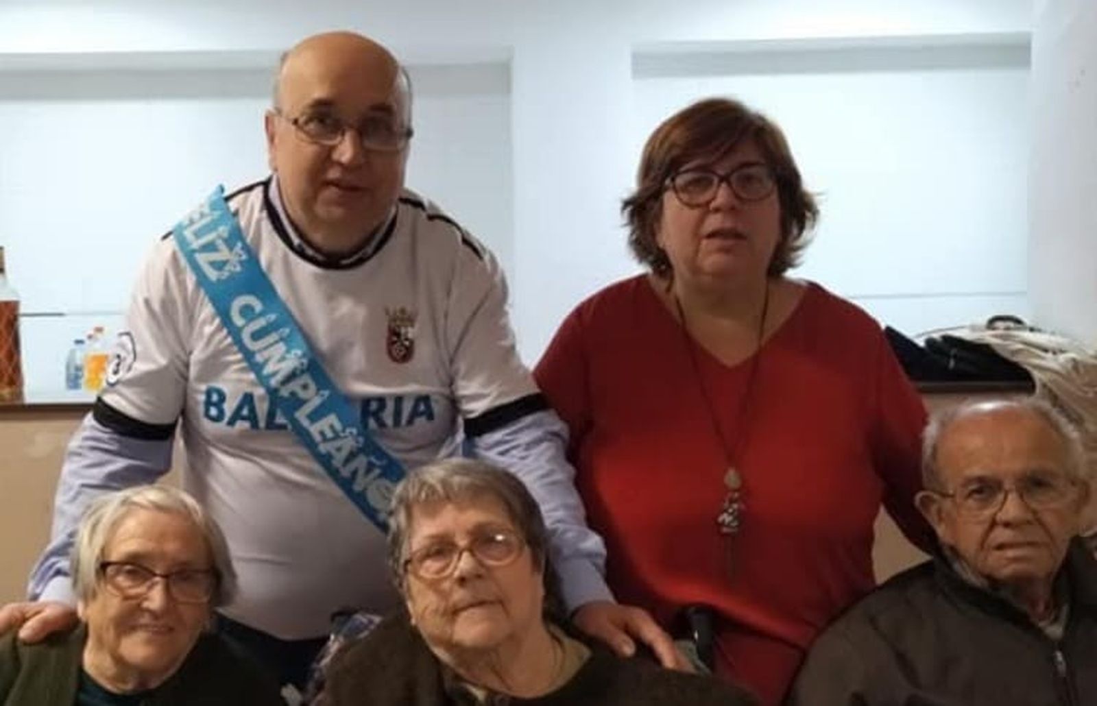 África Castillo junto a su familia en el 60 cumpleaños de su esposo, Juan Arroyo