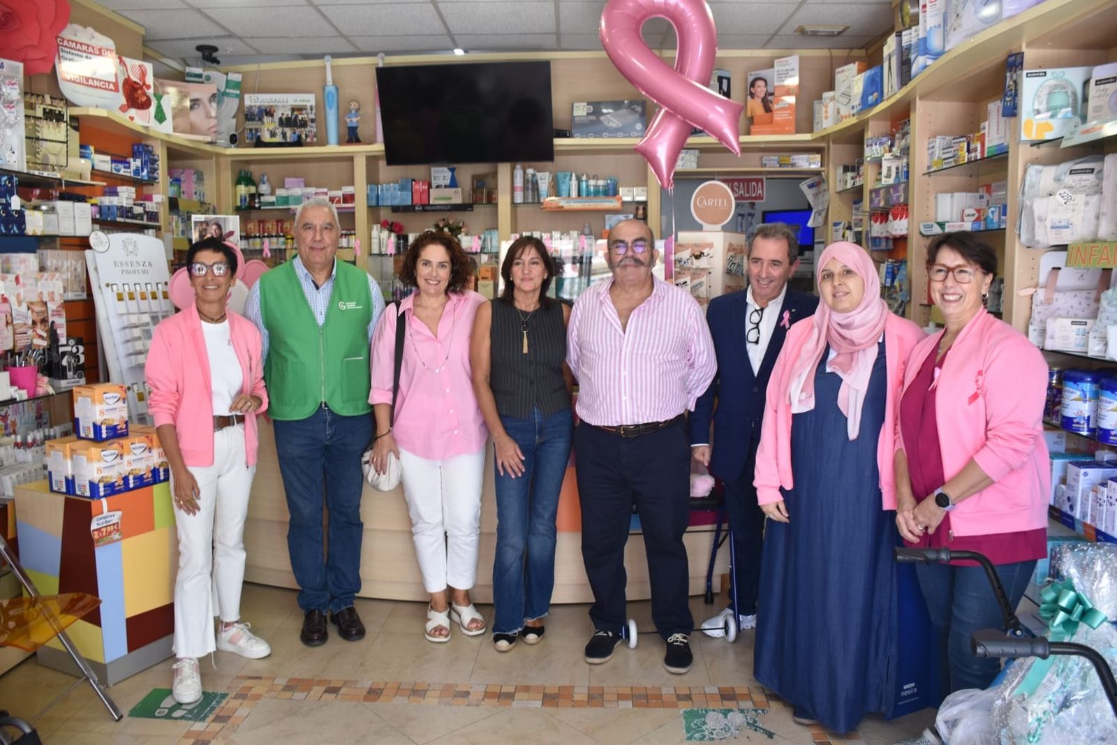 Foto de familia en la farmacia del Príncipe Alfonso. Foto de familia en la farmacia del Príncipe Alfonso.