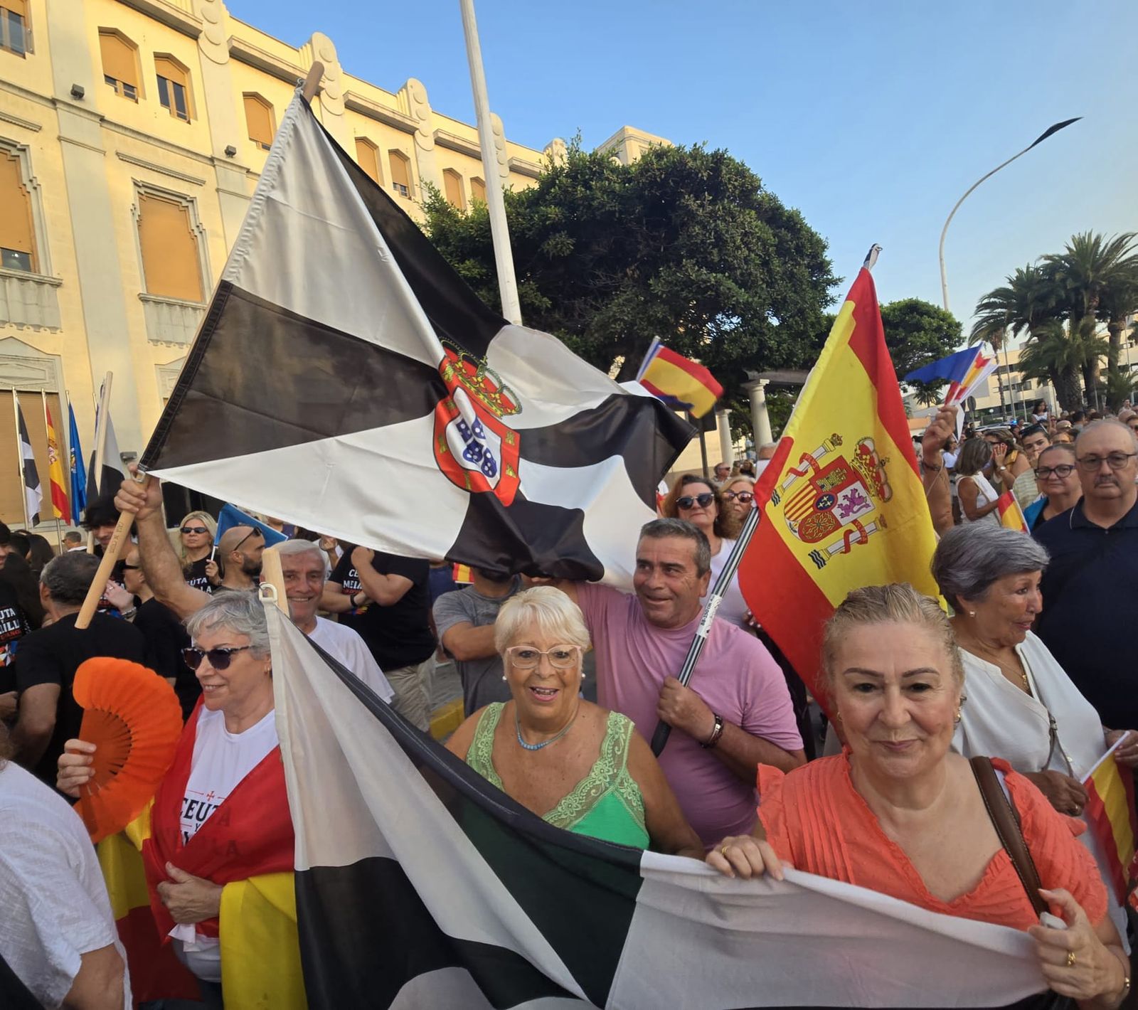 Melilla se vuelca con Ceuta: la Casa Regional de Ceuta, protagonista de una multitudinaria concentración