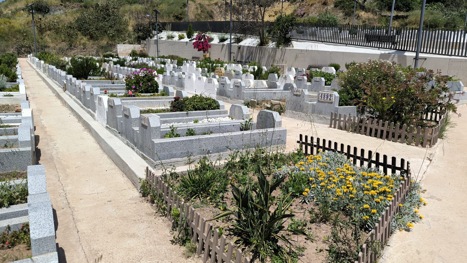 Vistas de una zona nueva en el cementerio de Sidi Embarek