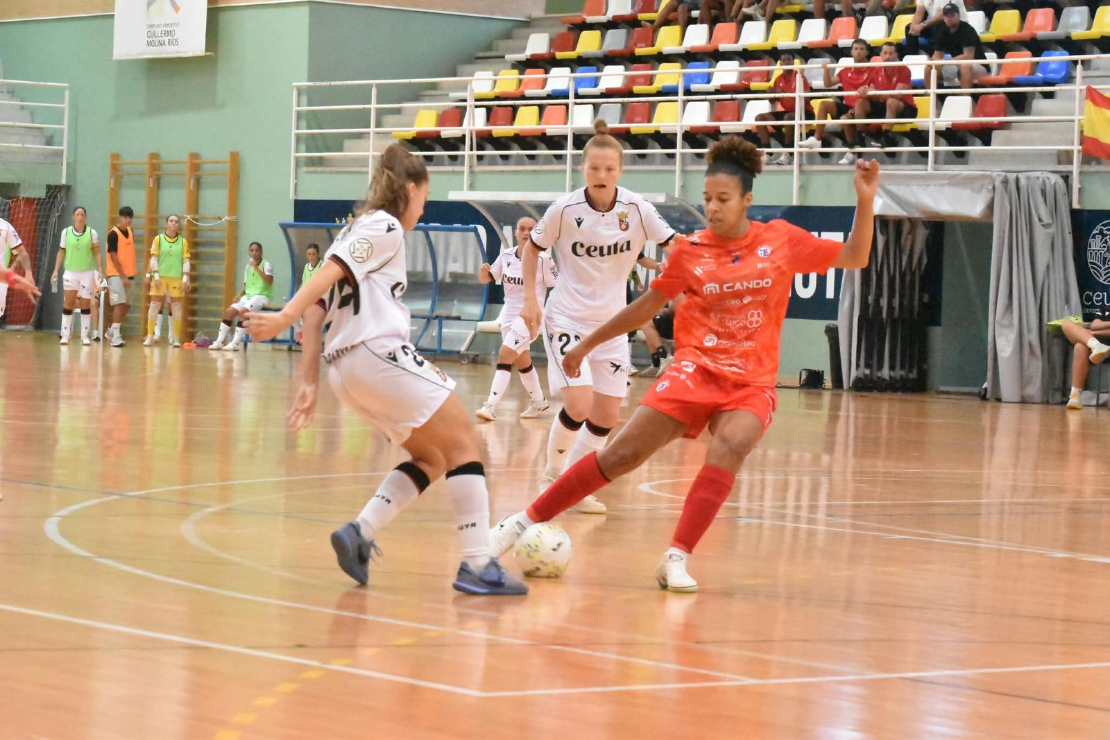 El Ceuta femenino deja escapar una merecida victoria en su debut en casa