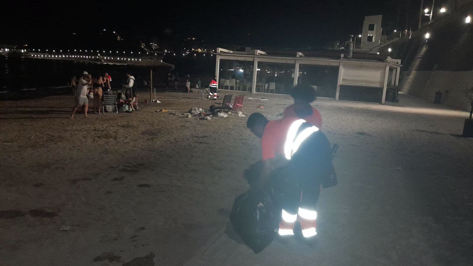 Más de medio centenar de operarios devuelven la normalidad a las playas la Noche de San Juan