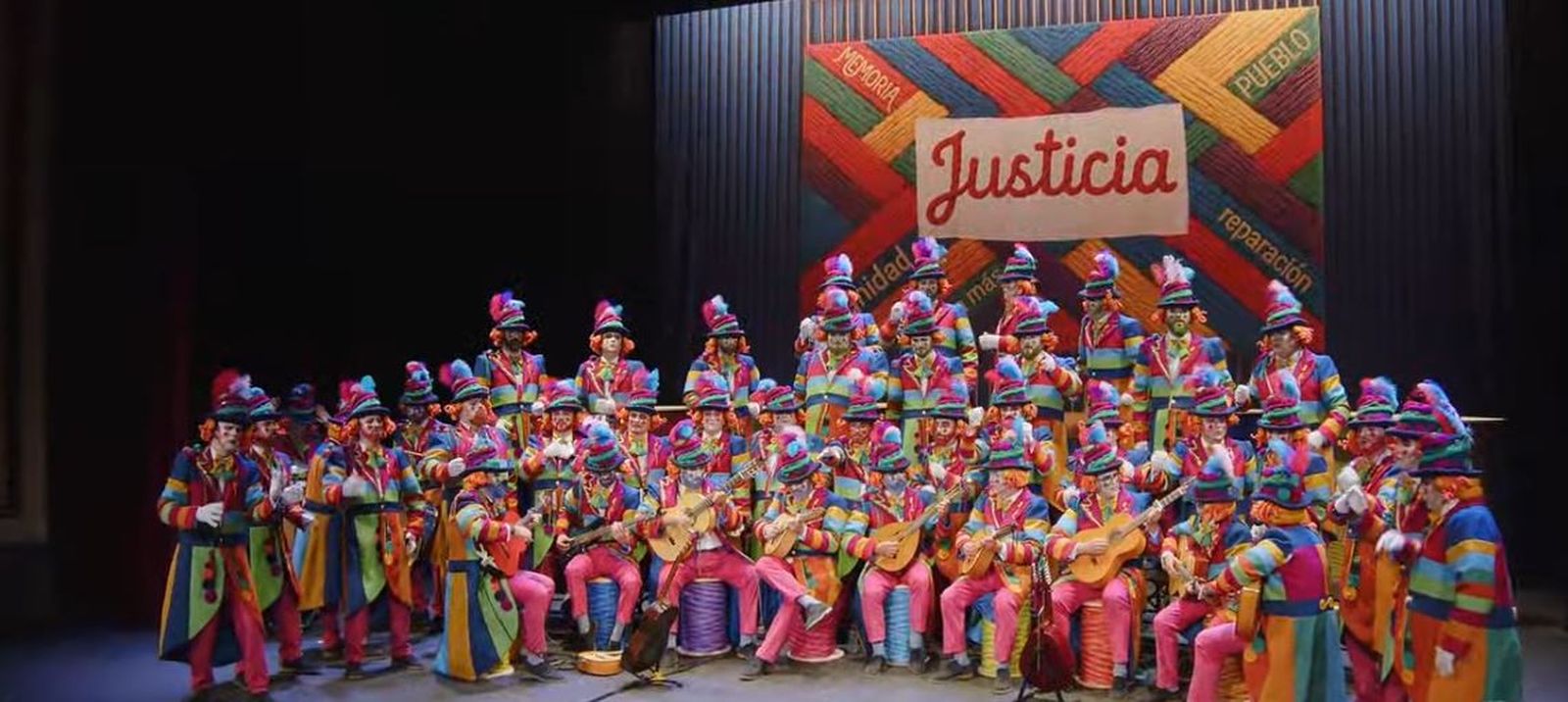 El coro 'Al lío', en el Gran Teatro Falla