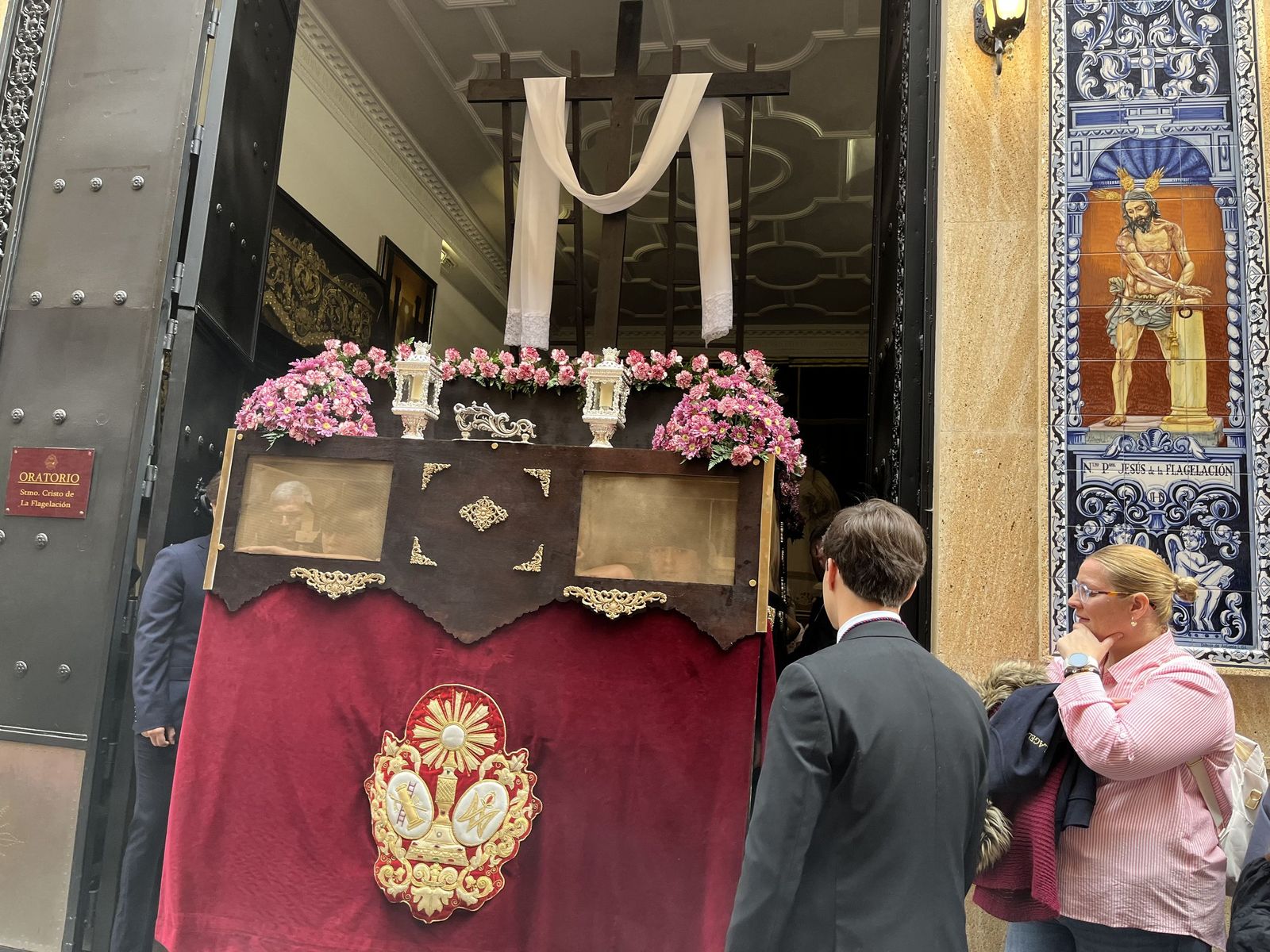 Ceuta acompaña a la Cruz de Mayo de La Flagelación en su primera salida con costaleros
