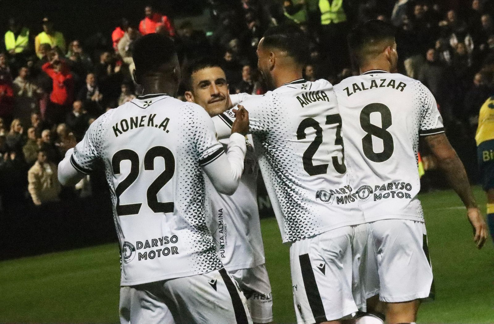 Matos celebrando un gol con sus compañeros