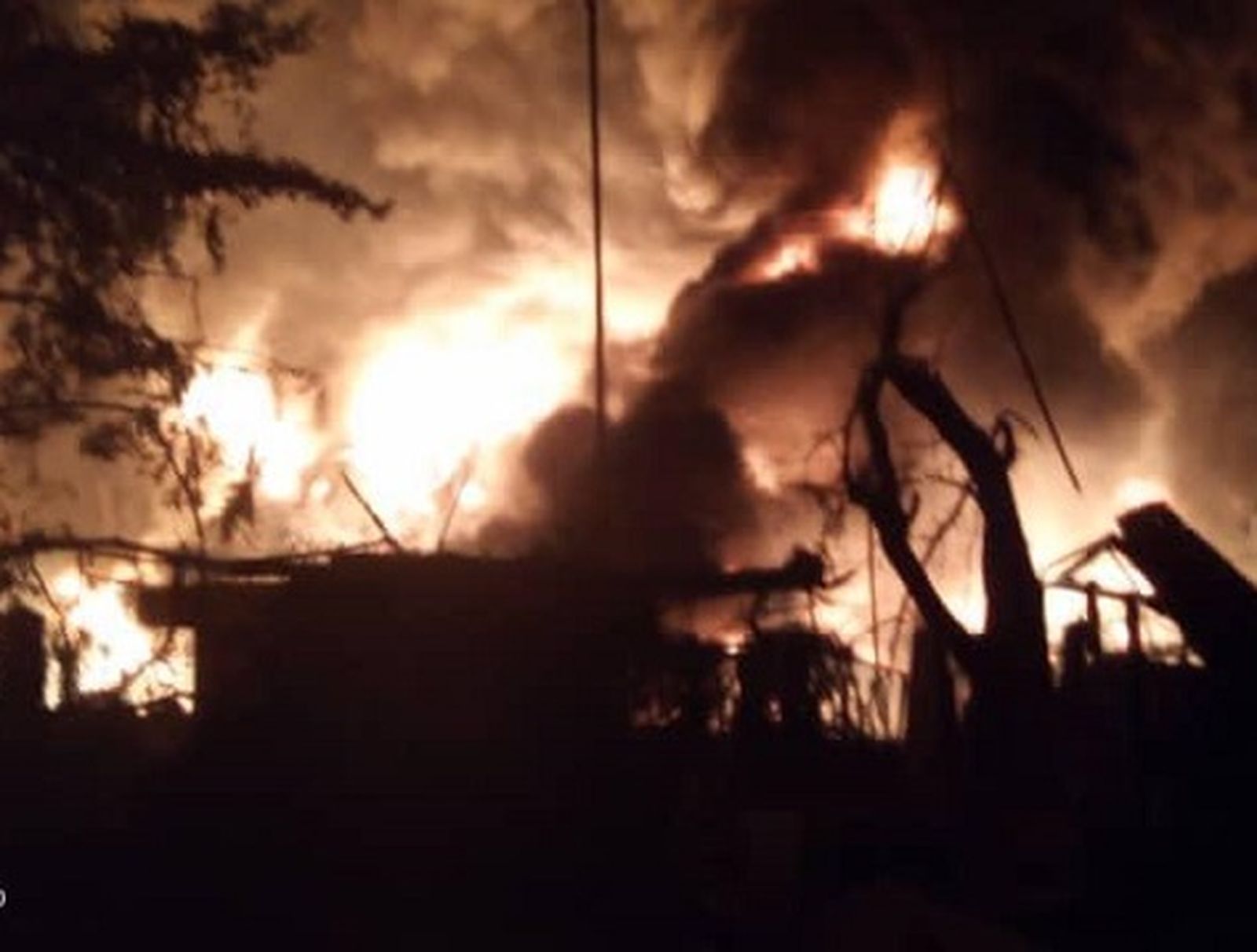 Consecuencias de la explosión producida en el cipal depósito de hidrocarburos de la Sociedad Guineana de Petróleo de Guinea Conakri / FOTO CEDIDA