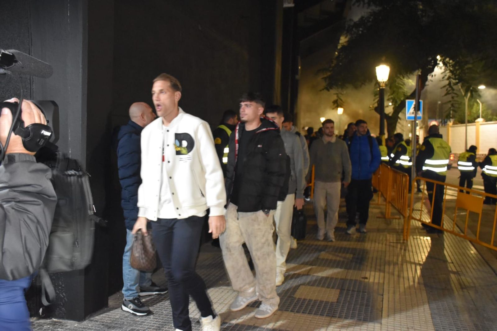 Los jugadores de ambos equipos ya llegan al Alfonso Murube