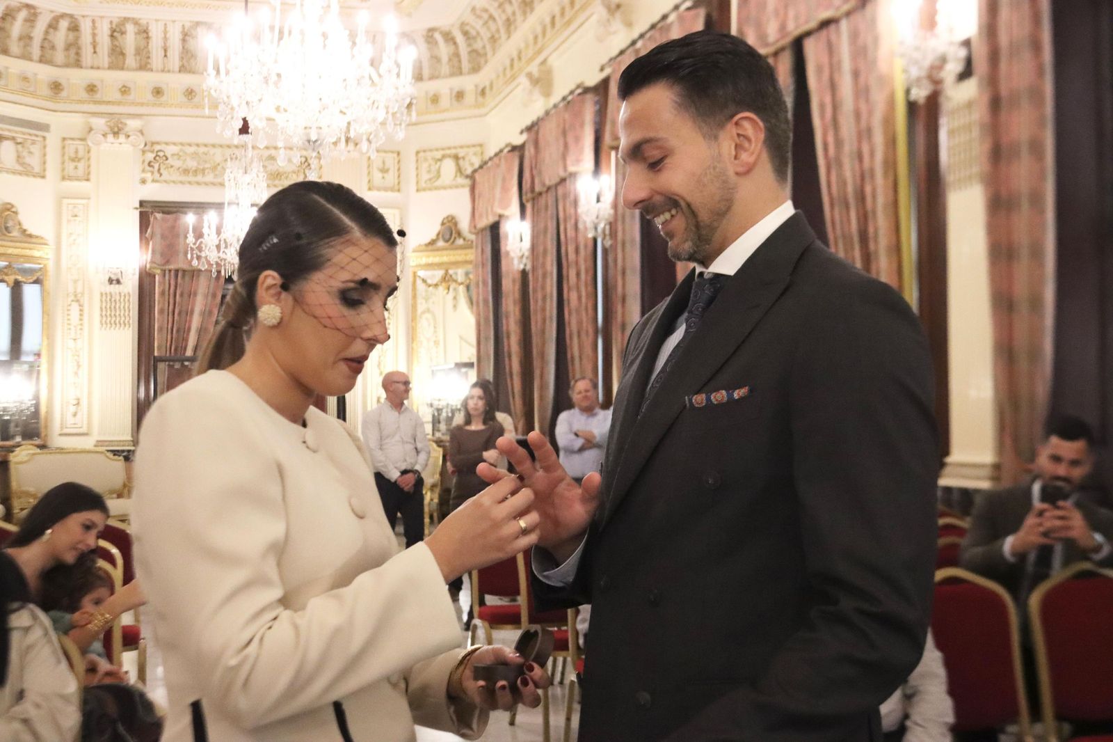 FOTOGALERÍA | Rubén y Gloria dicen 'sí quiero' en el Salón del Trono