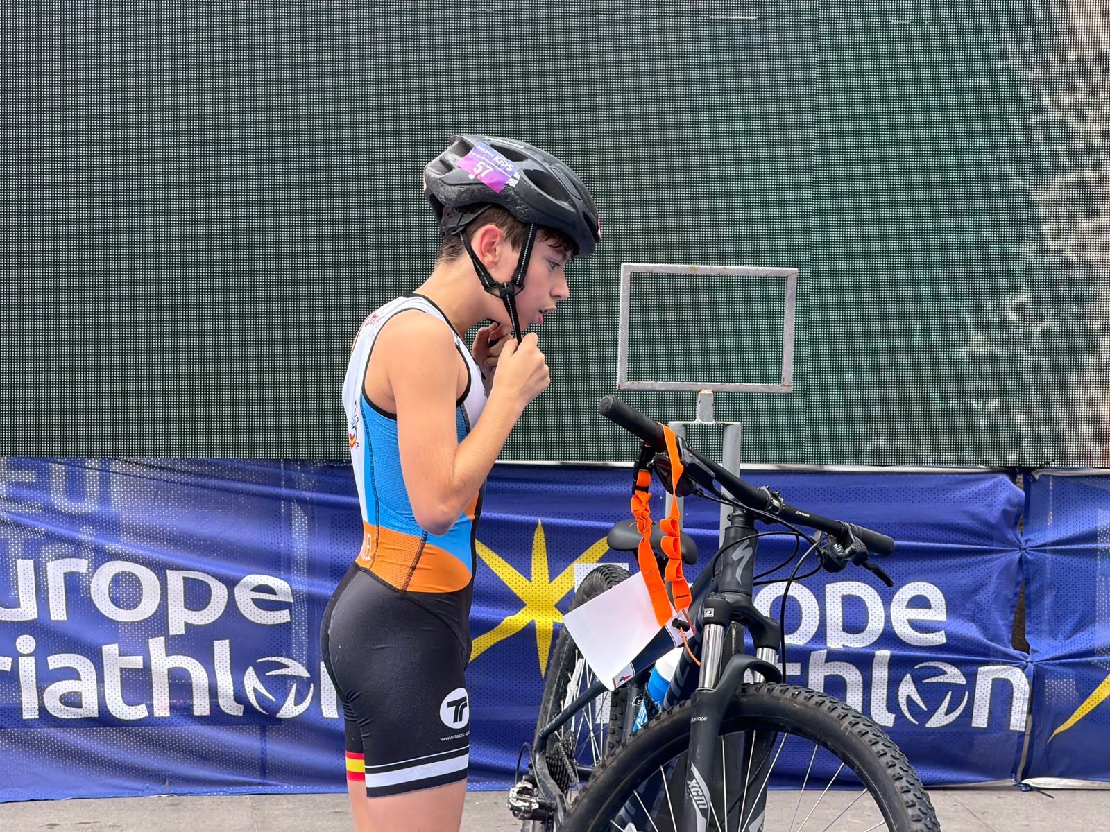 Los aficionados al triatlón en Ceuta se reúnen para participar en el Acuatlón Popular 'Juan Mur' y en la Phoenix Kids Triathlon