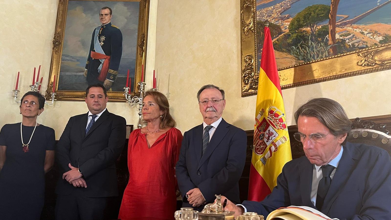 José María Aznar firma el libro de Honor de la Ciudad