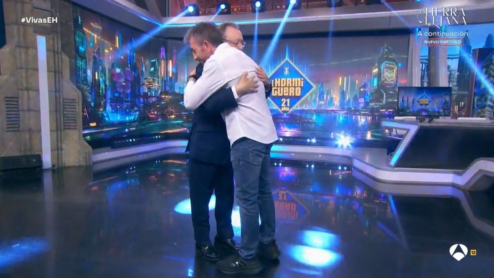 El presidente de la Ciudad, Juan Vivas, es recibido por Pablo Motos en el plató de El Hormiguero