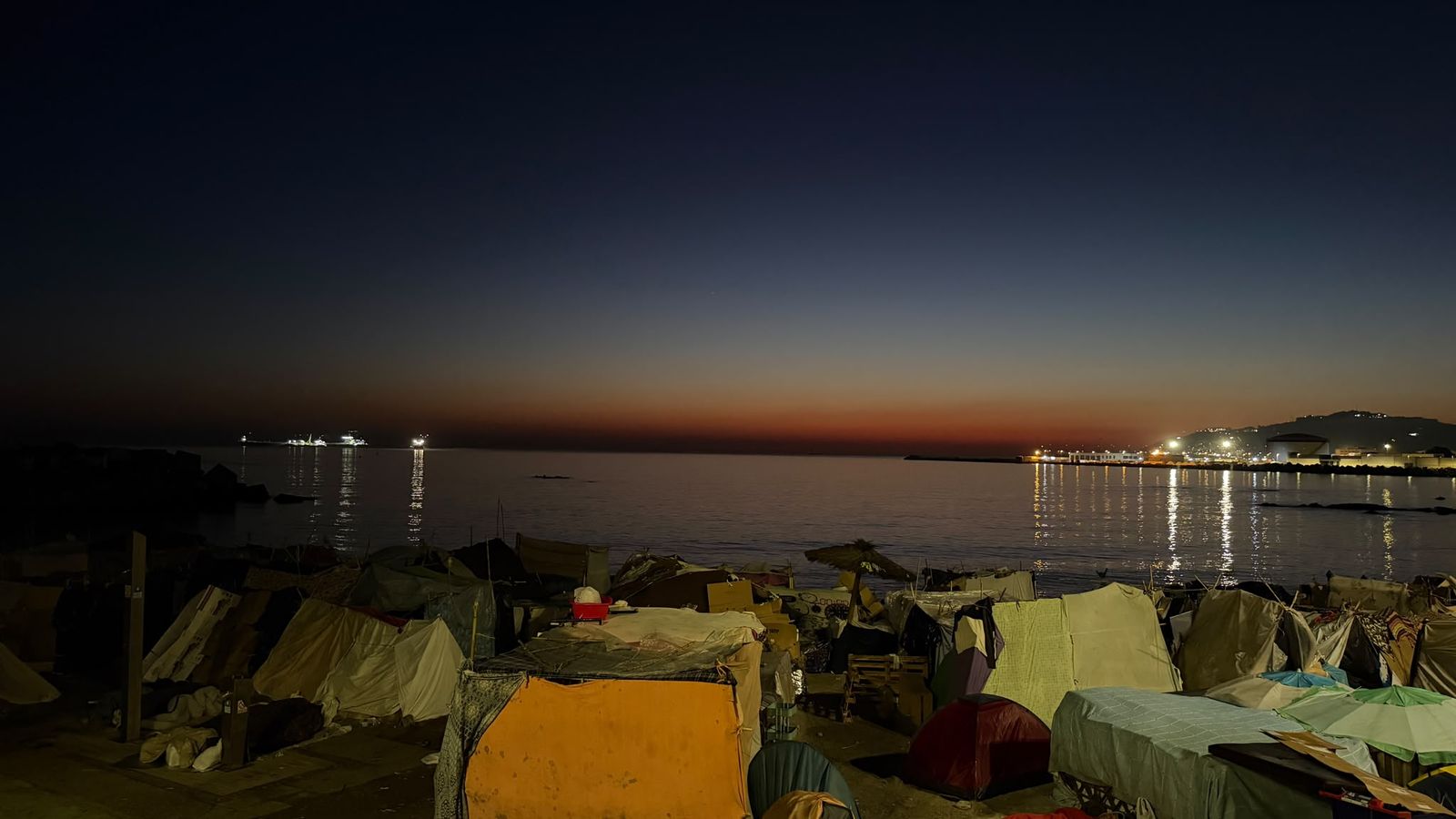 Asentamientos en la playa de Benítez este miércoles al amanecer